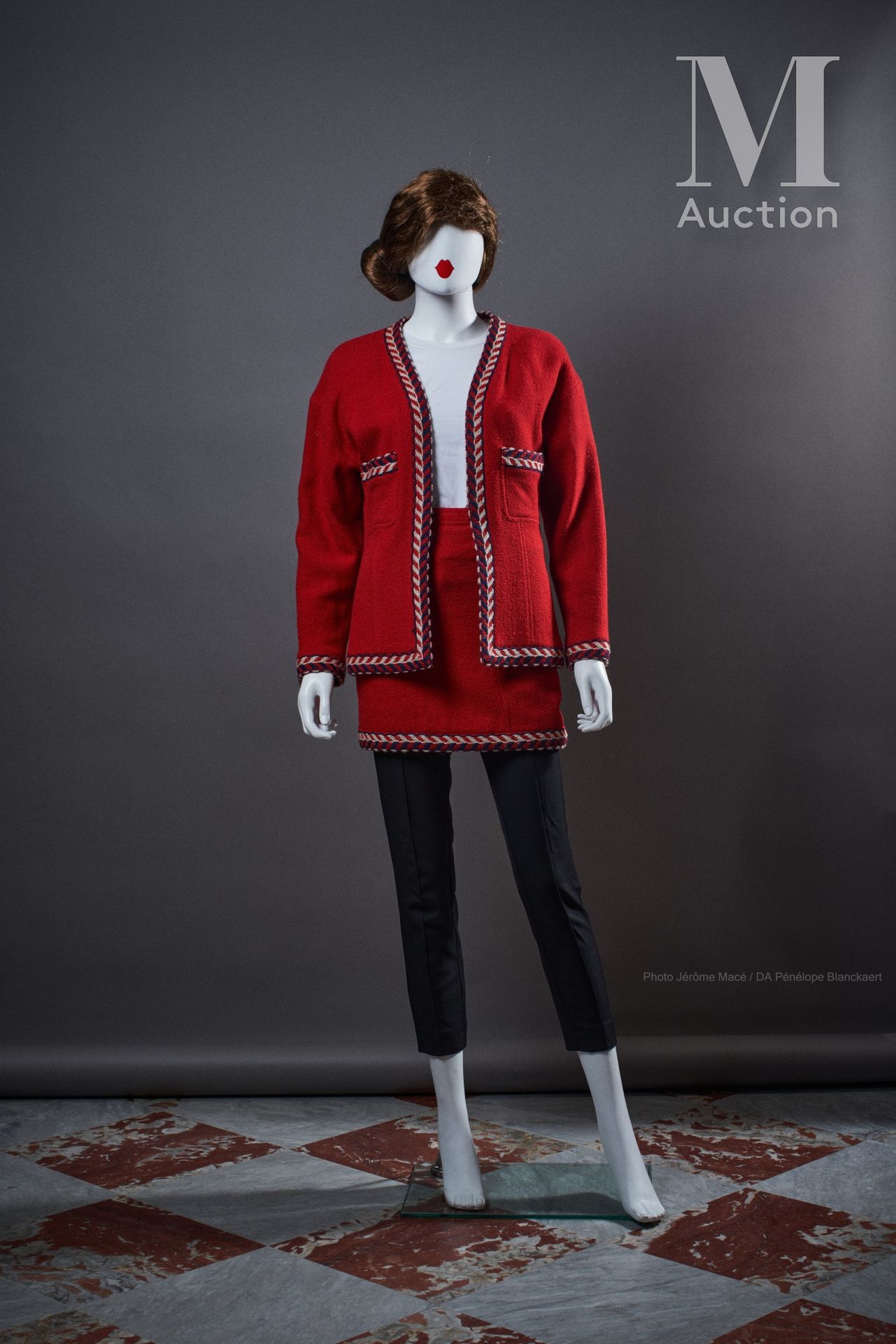 CHANEL BOUTIQUE - CIRCA 1990 
Tailleur




en lainage rouge gansé d'un galon écr&hellip;