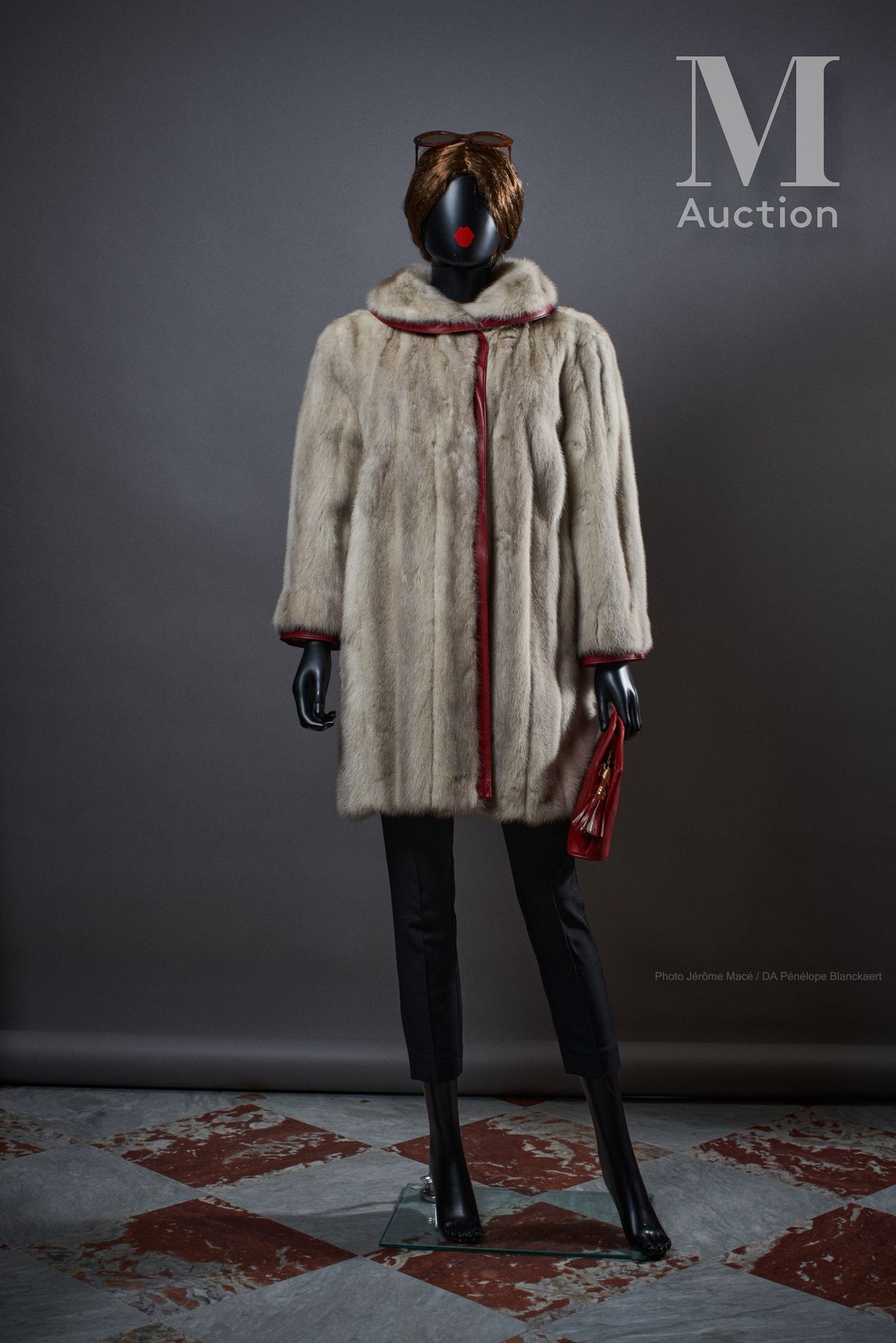 ANONYME Manteau 

en vison gris bordé de cuir rouge, martingale au dos

T : S/M &hellip;