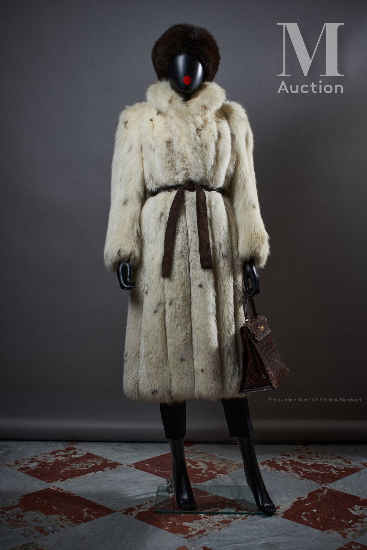 G.R FISCHELIS Coat

made of polar fox with skin interlacing 

S : S/M