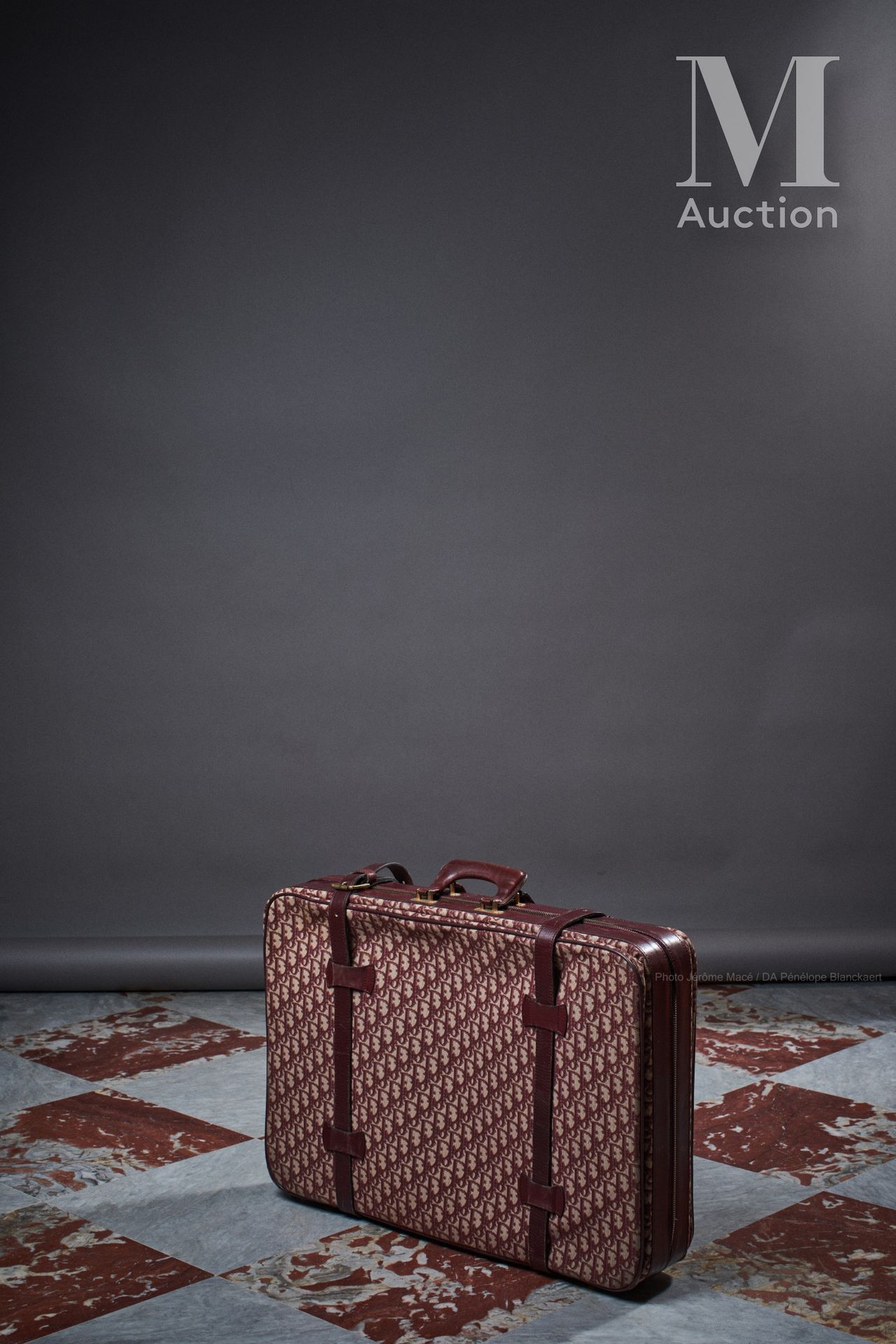 CHRISTIAN DIOR - 1970/80'S 手提箱

酒红色的皮革和帆布，有字母图案，镀金金属配件

45 x 64 x 14厘米

皮革上有轻微的铜&hellip;