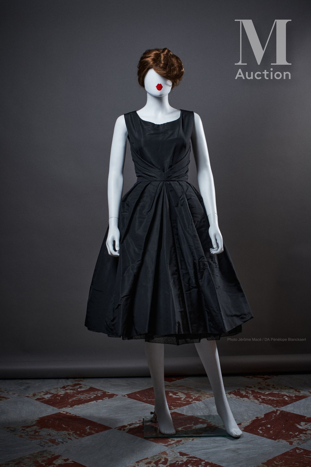 CHRISTIAN DIOR BOUTIQUE N°163002 - 1950'S 礼服

黑色丝质，正面有垂坠效果，褶皱裙，薄纱衬裙

尺寸：S约。

黑色爪&hellip;