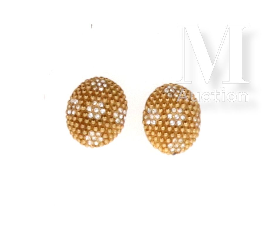 Yves Saint LAURENT Pair of ear clips

in gold metal and rhinestones

Signed