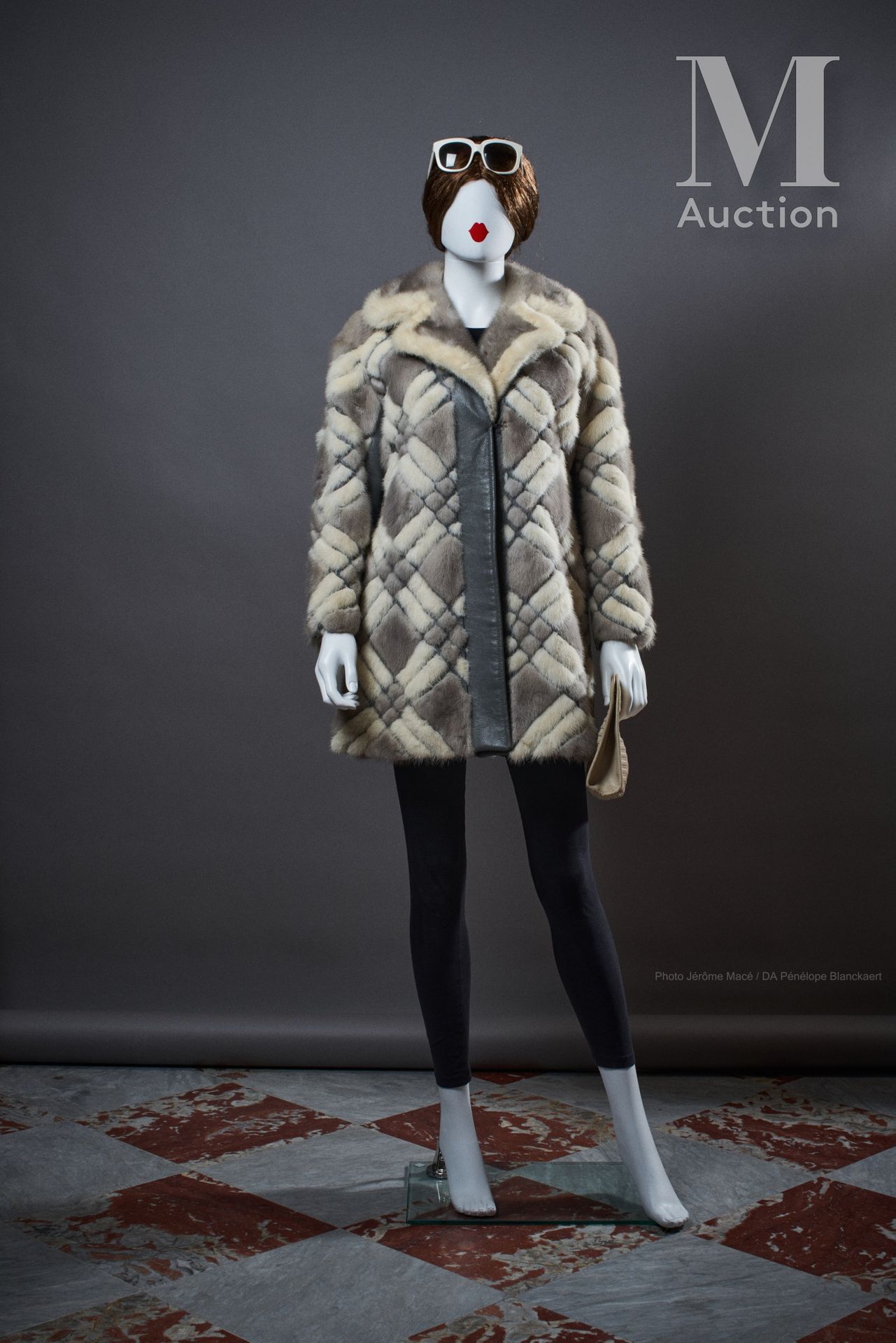 THE FUR SALON - 1970'S 四分之三长的大衣



珍珠貂皮和白色，灰色皮革饰面

尺寸：S约。

恢复的钩子