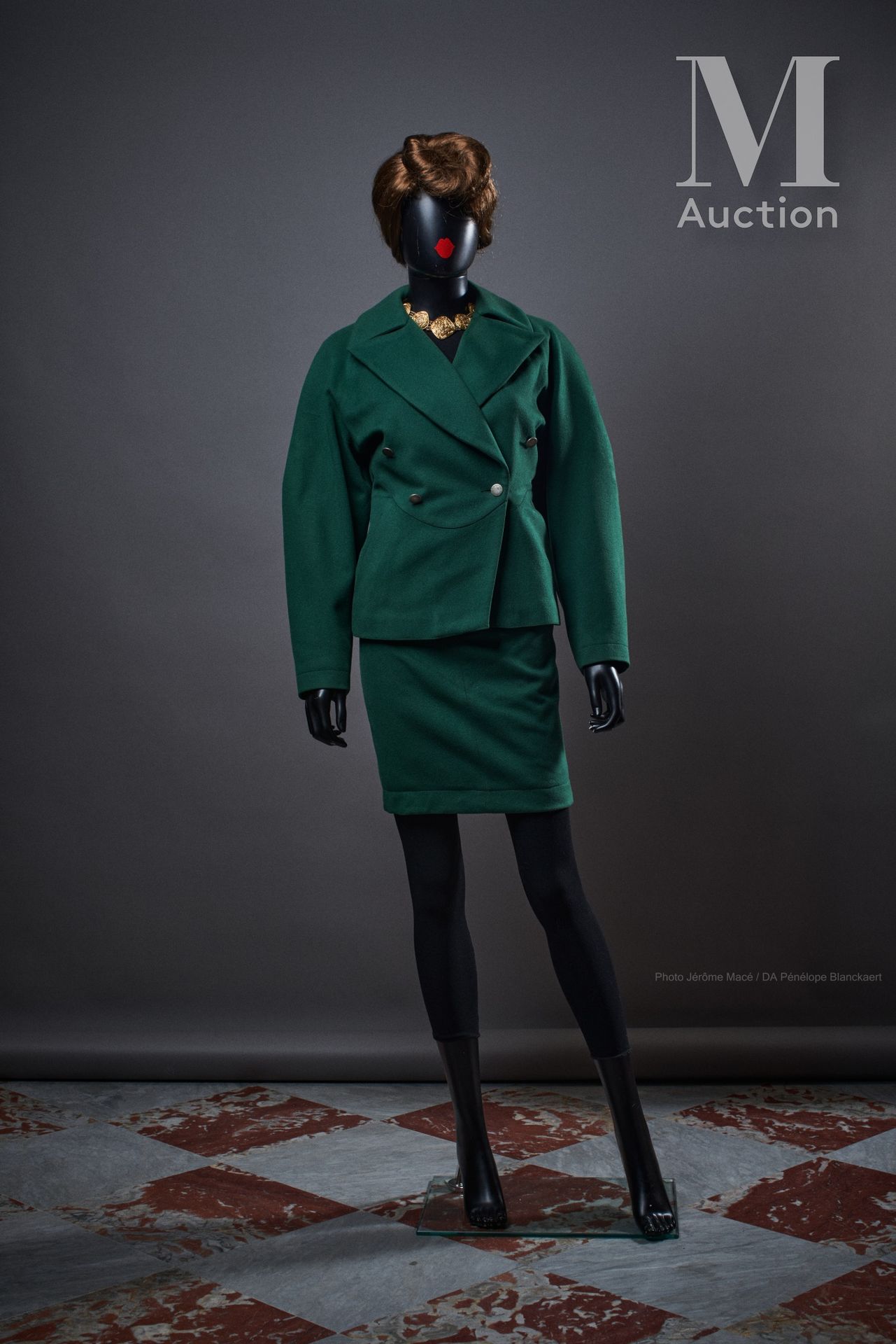 ALAÏA - 1980'S Traje 

en franela verde botella: chaqueta de doble botonadura y &hellip;