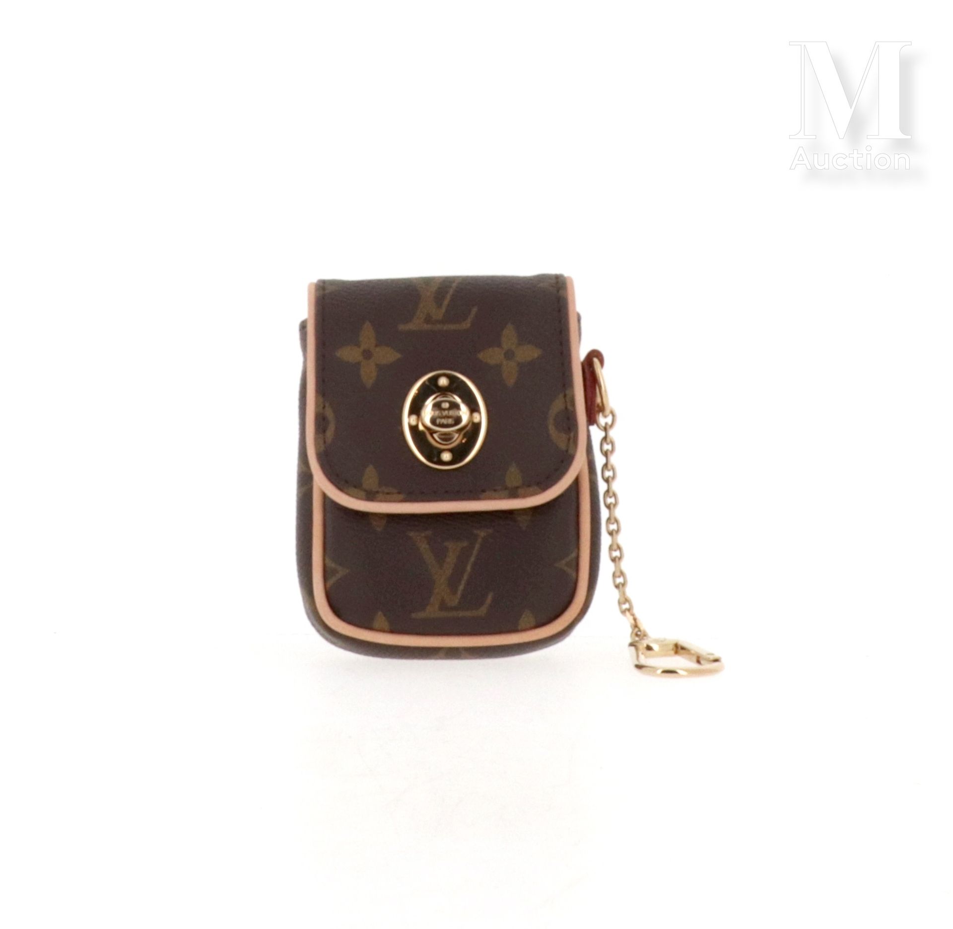 LOUIS VUITTON Key case

in Monogram canvas, natural leather and gold brass 

8 x&hellip;