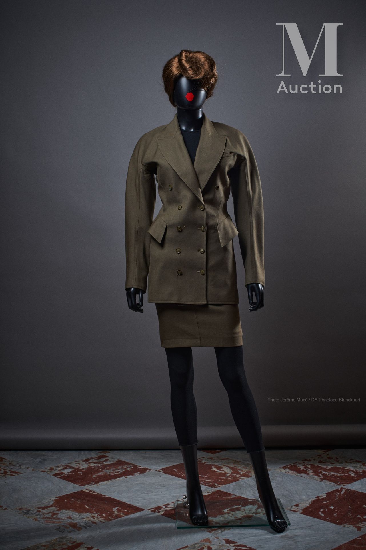 ALAÏA - 1980'S Traje 

en gabardina de lana de color caqui: chaqueta de doble bo&hellip;