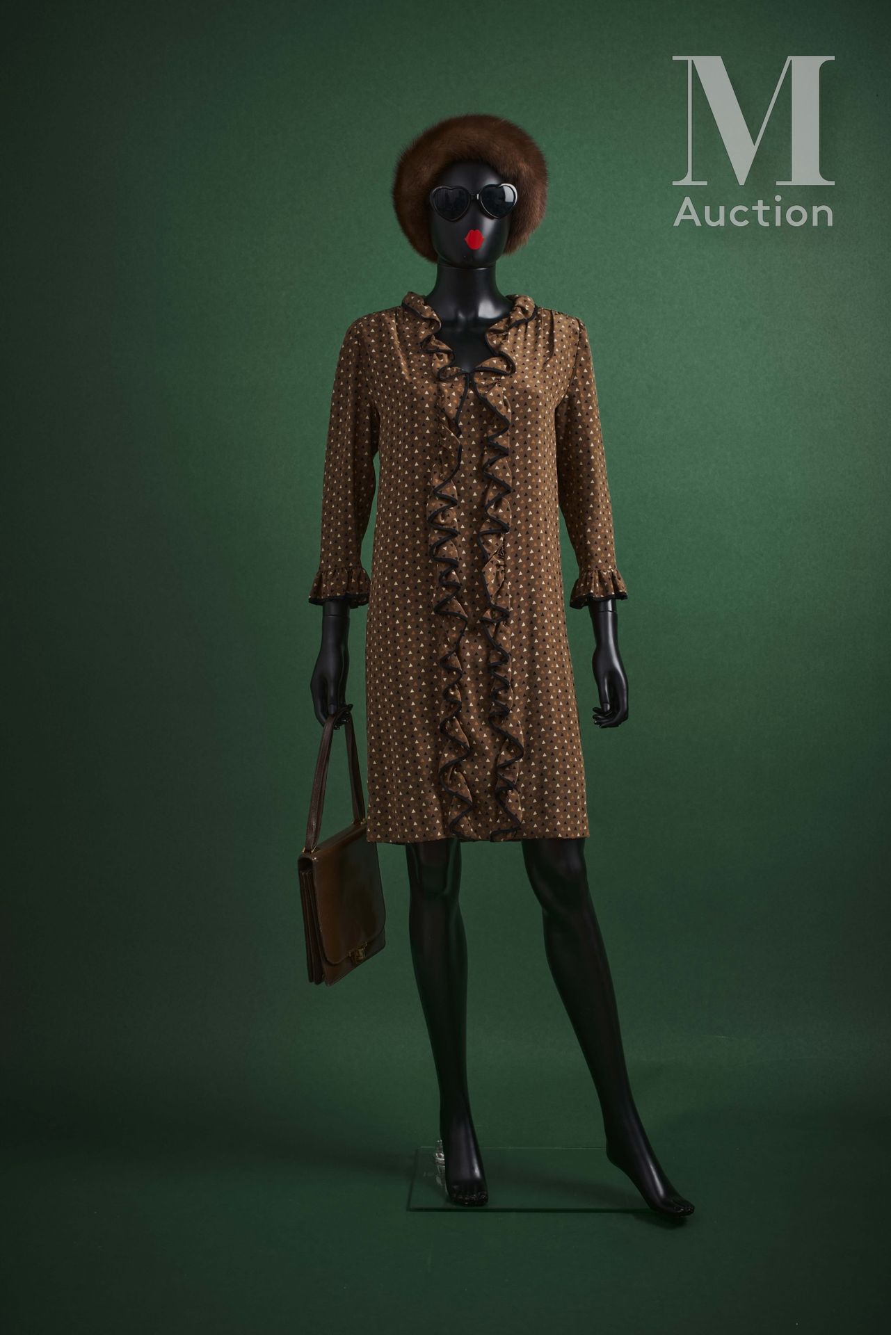 CARVEN (HAUTE-COUTURE) - 1980'S 荷叶边连衣裙

印花丝质绉绸，在榛子色背景上装饰有小三角形，并有黑色斜面装订。

象牙色的爪子，&hellip;