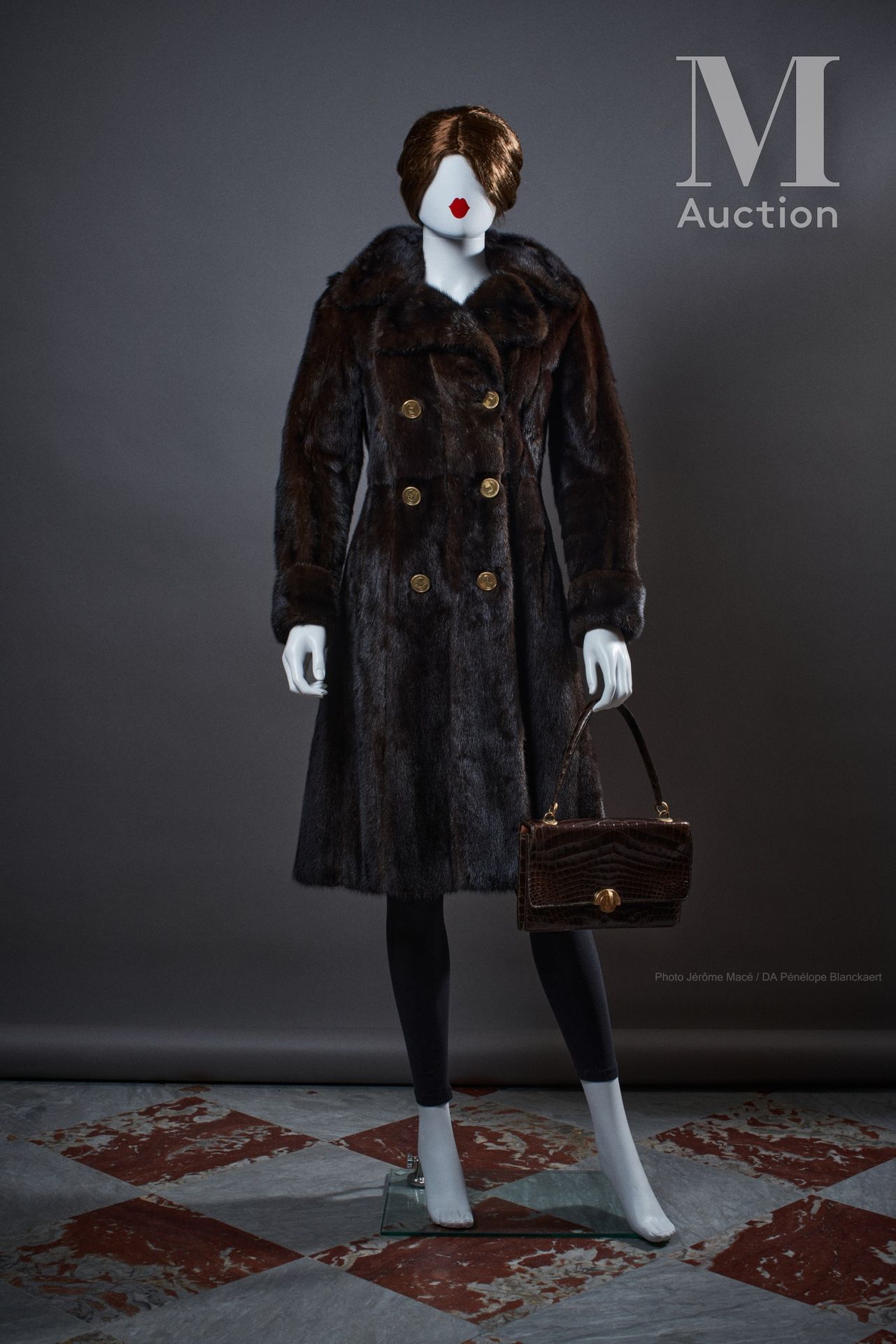 TED LAPIDUS - 1970'S Manteau croisé

en vison, double boutonnage siglé en métal &hellip;