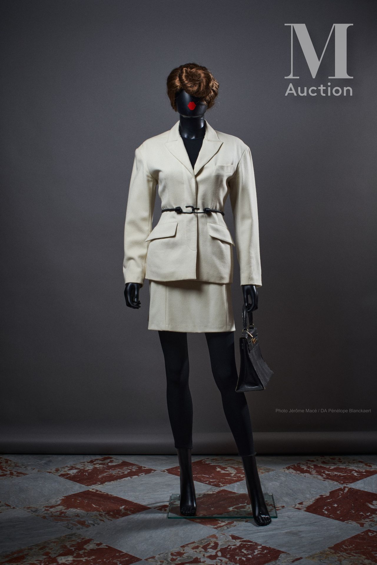 ALAÏA - AUTOMNE-HIVER 1988/89 衣服

穿着未漂白的法兰绒：夹克和裙子上有塑形的剪口

S : 38 (外套)

S : 36 (裙&hellip;