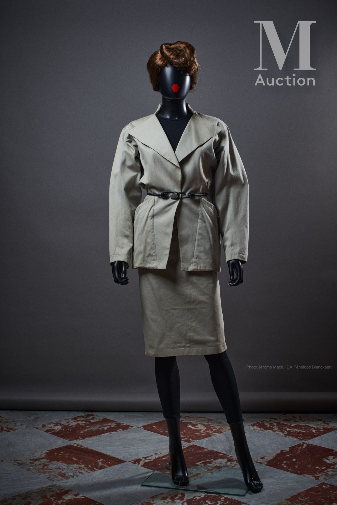 ALAÏA - CIRCA 1982 衣服

水泥棉质格子布：外套和裙子部分加垫，并点缀有塑形镂空图案

T : 38

小型污垢

图案：保留权利