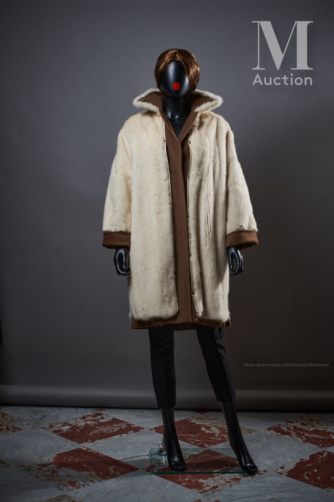 ANONYME Cappotto 

in lana nocciola, completamente foderato di visone bianco 

S&hellip;