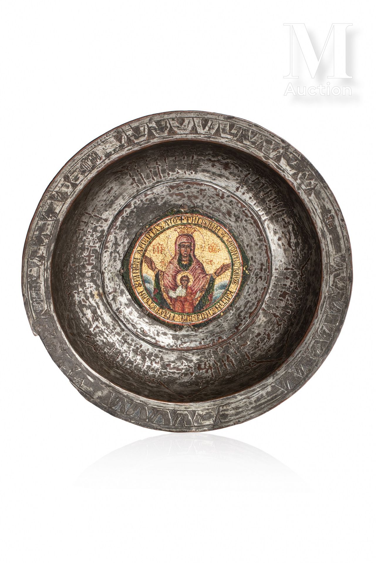 Rare patène ou “discos” en métal à décor 
雕刻着亚美尼亚语的铭文，中间装饰着一个画在金色背景上的奖章形圣像，描绘着标志&hellip;