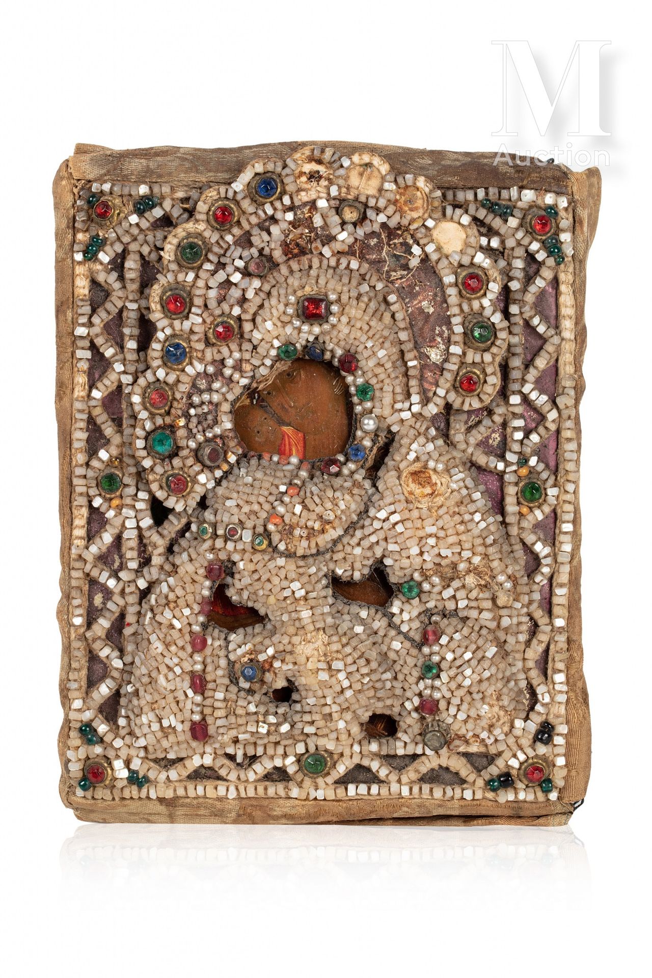 Icône de la Mère de Dieu de Vladimir. 
木板上的钢笔画和黄金。

在一个可爱的丝绸Oklad完全绣有珍珠和彩色玻璃凸圆形。&hellip;