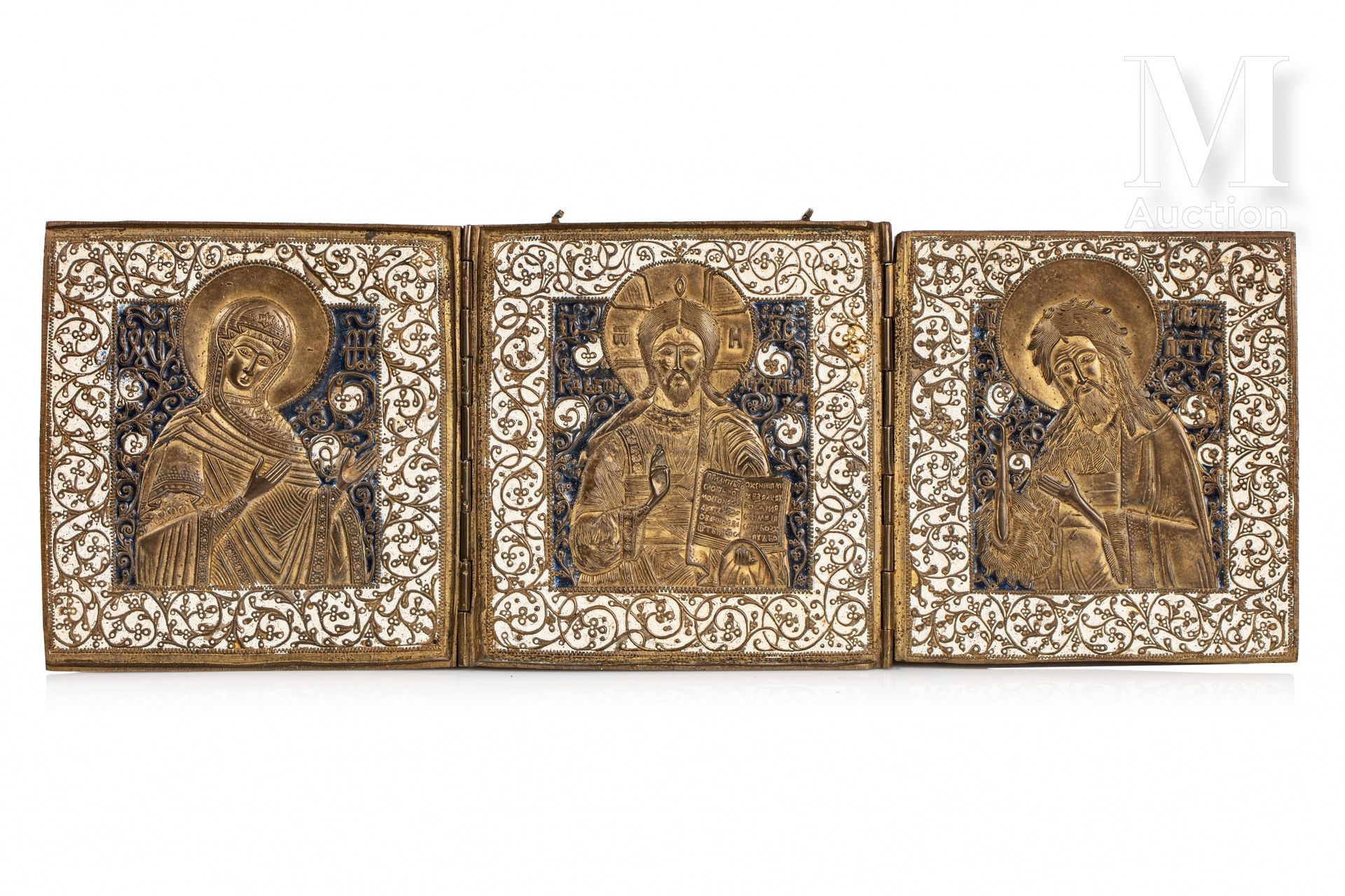 Icône triptyque figurant la Déisis. 
鎏金青铜，铰链，蓝白掐丝珐琅装饰，中央面板上描绘的是万能的基督，左边是天主之母，右边是&hellip;