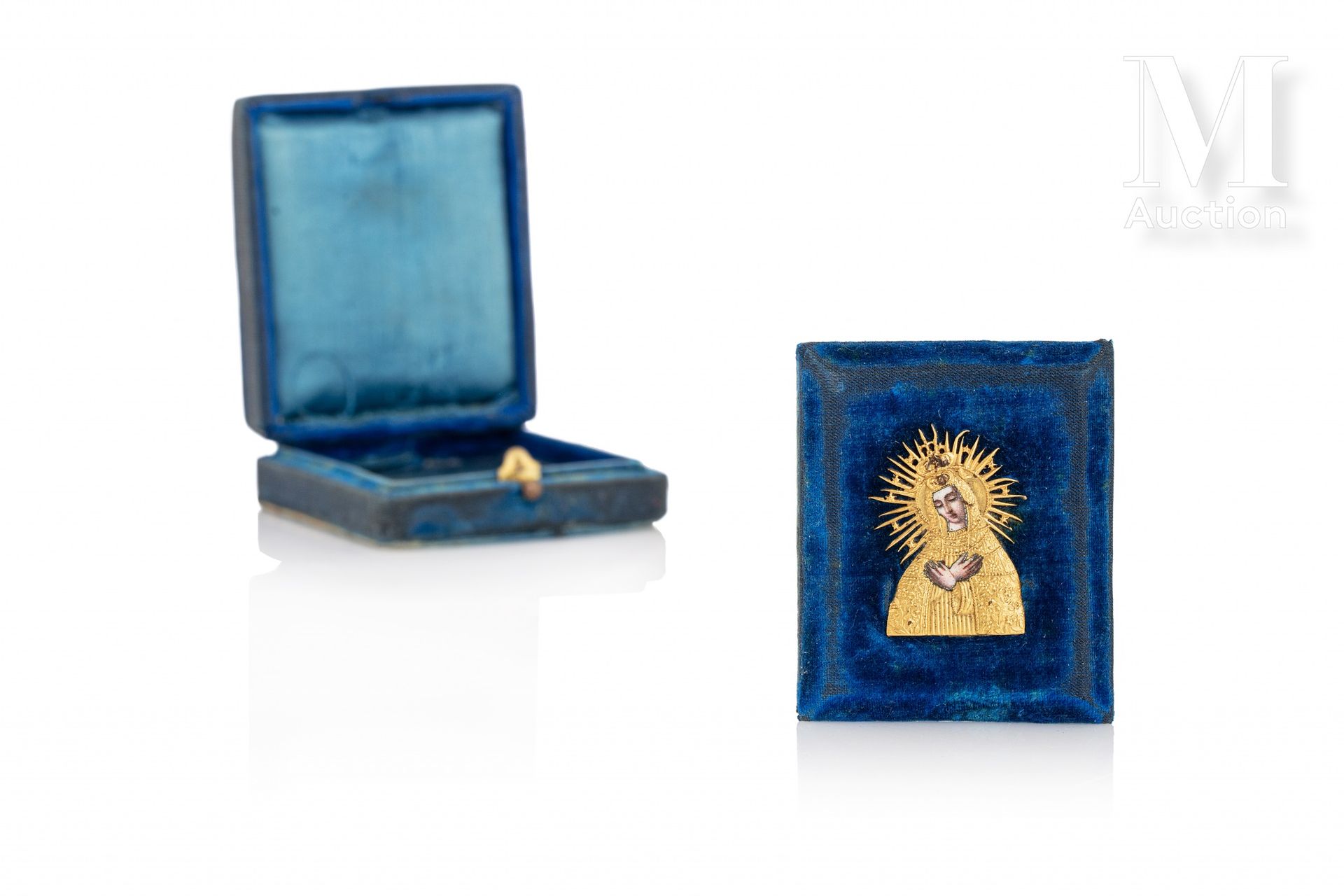 Icône de la Très Sainte 
天主之母奥斯特罗布兰斯卡。 

鎏金青铜器，面部和手部为多色珐琅。安装在一个海军蓝丝绒框架上，保存在原来的箱子&hellip;