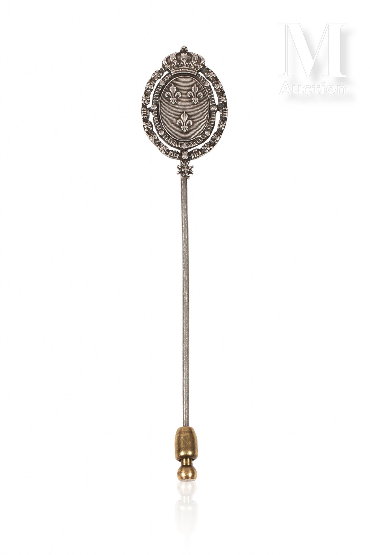 Royalistes. 正统派银质领带针（千分之八百），饰有法国皇家徽章。

19世纪。

Goldsmith's mark AF.

H.8厘米。重量：4,2&hellip;