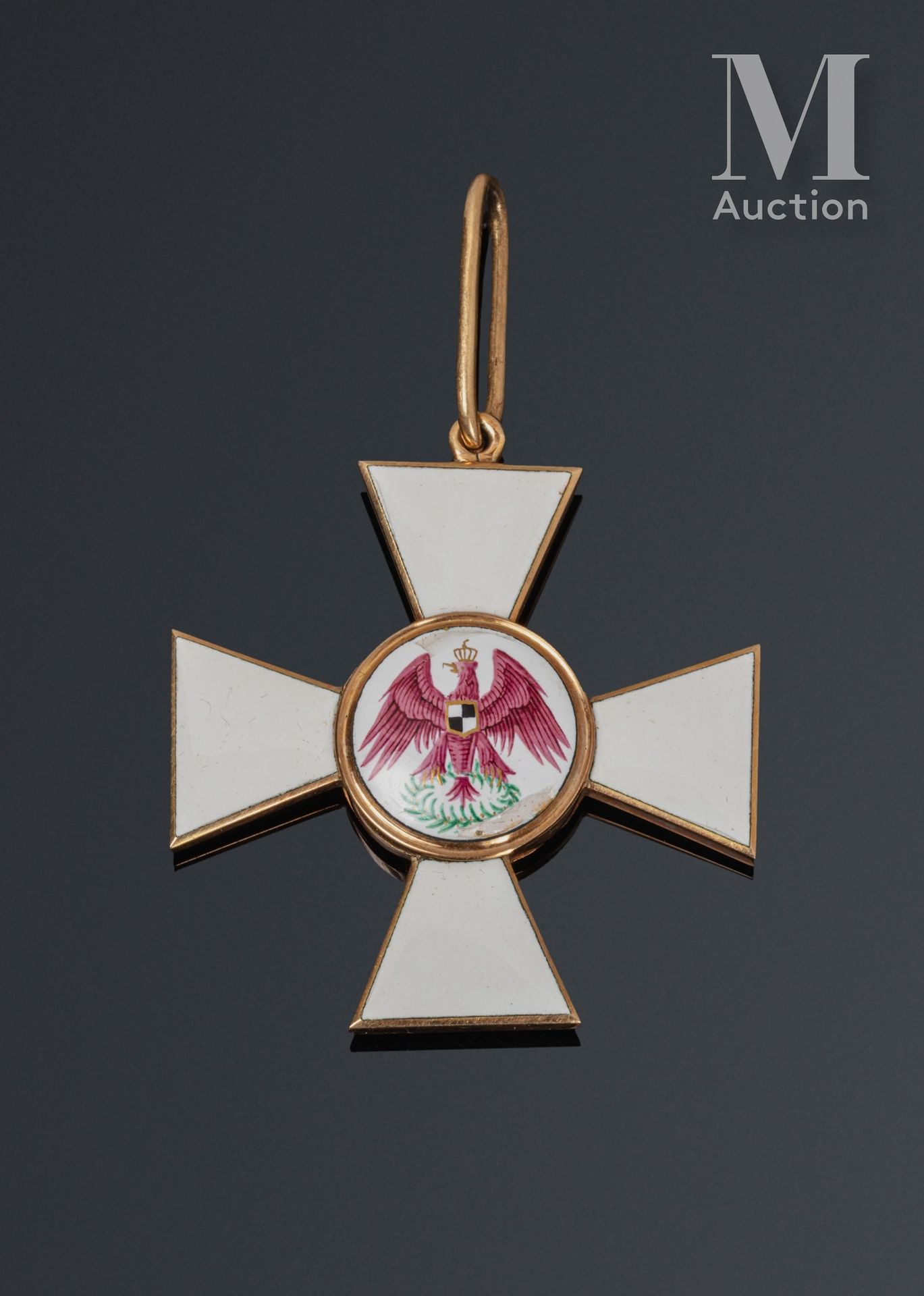 Royaume de Prusse. 二级红鹰勋章十字勋章，黄金（千分之七十五）和珐琅。中间有一个芯片。

19世纪。

L. 4,8 cm.毛重：18.3克。&hellip;