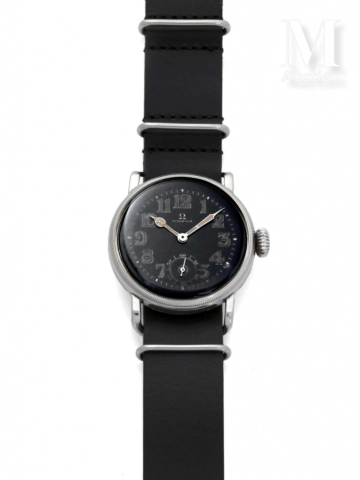 OMEGA CK 700

约1930年

非常罕见的Staybrite钢制飞行员军用手表。

黑色珐琅表盘，镭射阿拉伯数字，六点钟方向有秒针。有机玻璃。

编&hellip;