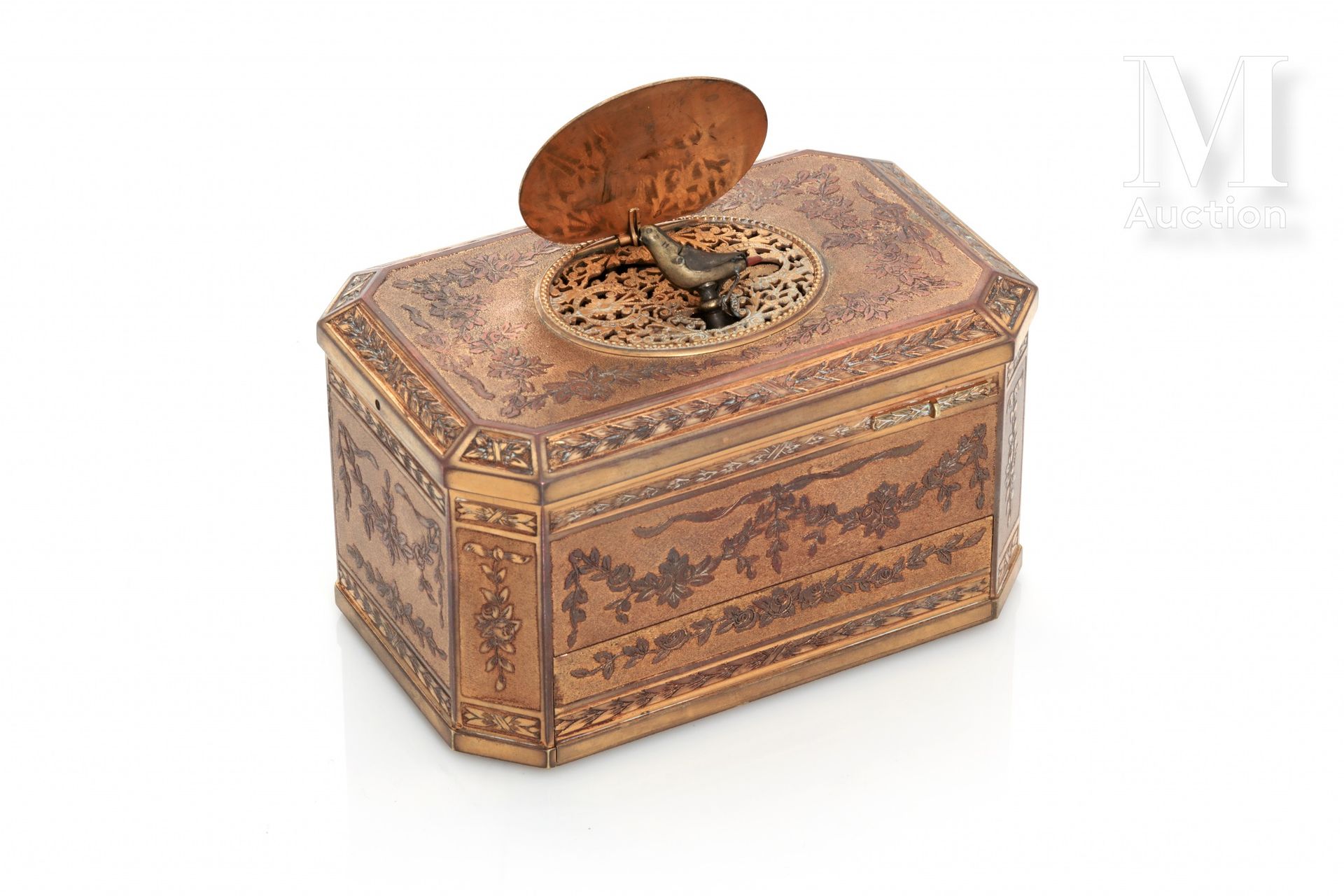 BREGUET 宝玑

唱歌的鸟的自动装置

带抽屉的香烟盒

约1940年

镂空黄铜表壳，署名宝玑。

路易十五风格的鲜花镀金装饰

手动上链机械机芯。

&hellip;