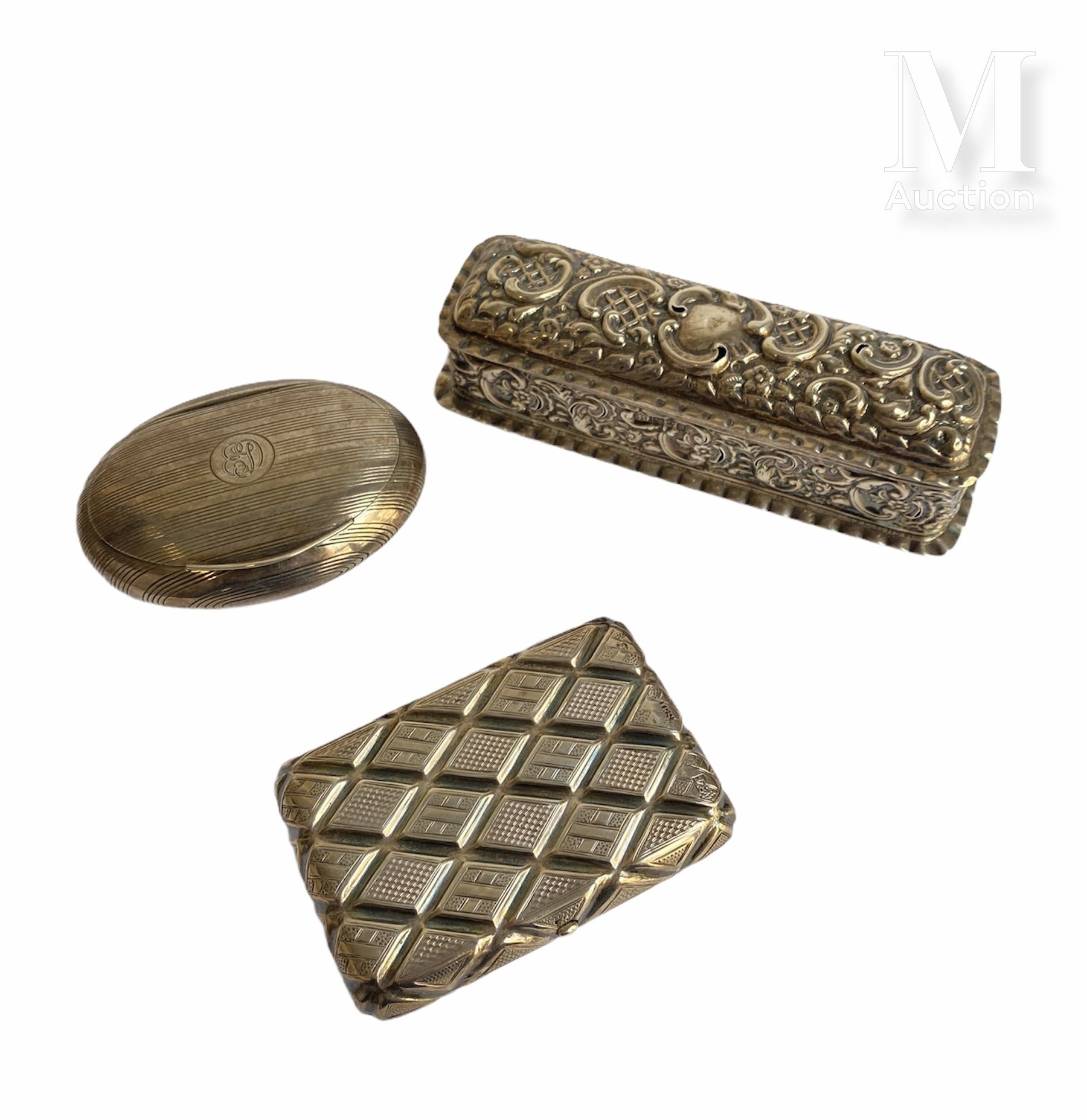 Une petite boîte rectangulaire en argent à décor en repoussé de motifs de feuill&hellip;