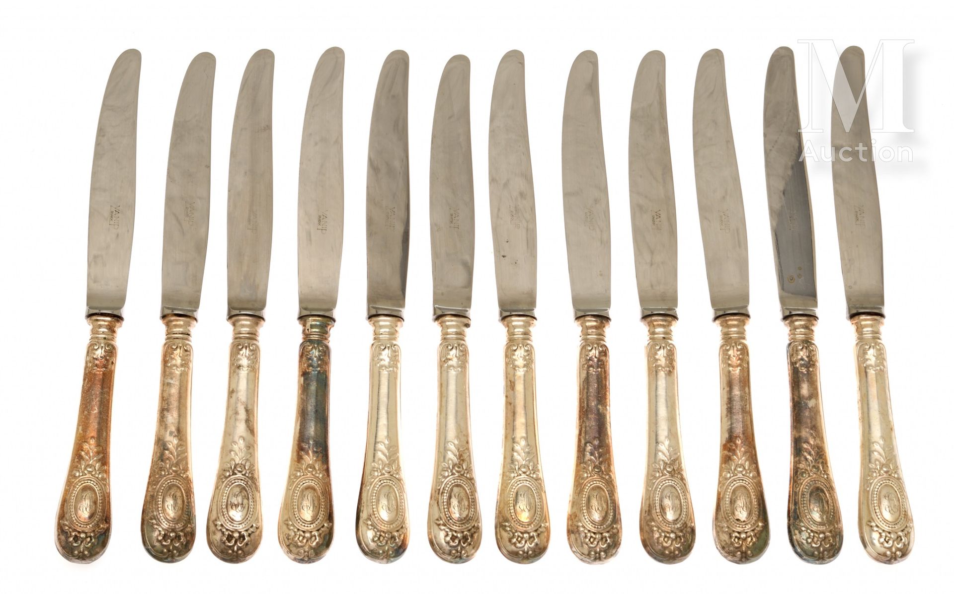 Série de douze couteaux en métal argenté le manche fourré à décor de palmettes, &hellip;
