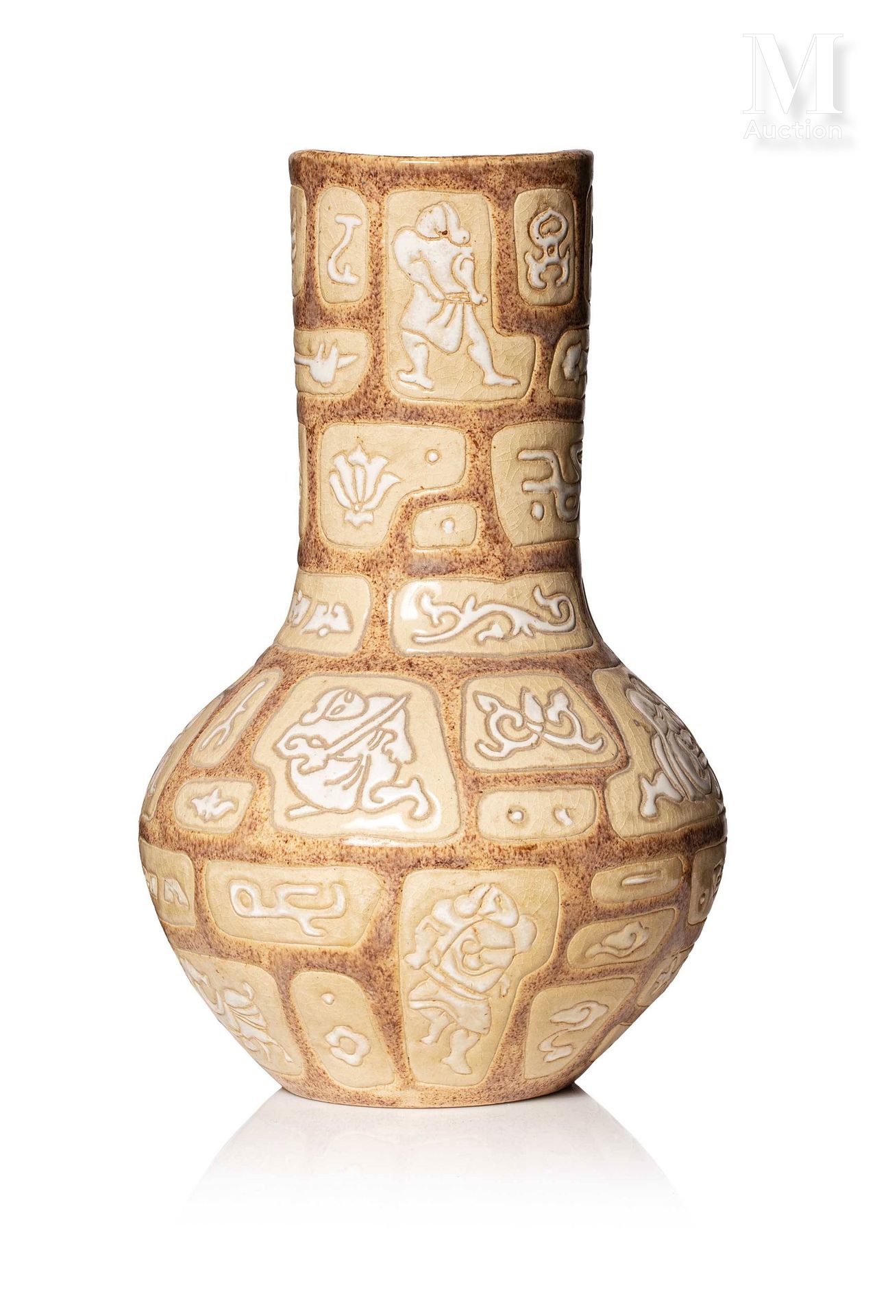 VIETNAM, XXe siècle, Vase en grés émaillé 阳台形状，在奶油色的背景上装饰着人物、马和装饰品的刻痕。

在边华生产的风格&hellip;
