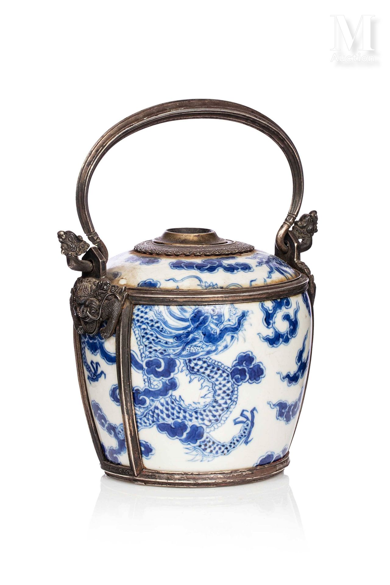 VIETNAM, XIXe siècle, Pipe à eau "Bleu de Hué" Blue and white porcelain with dra&hellip;