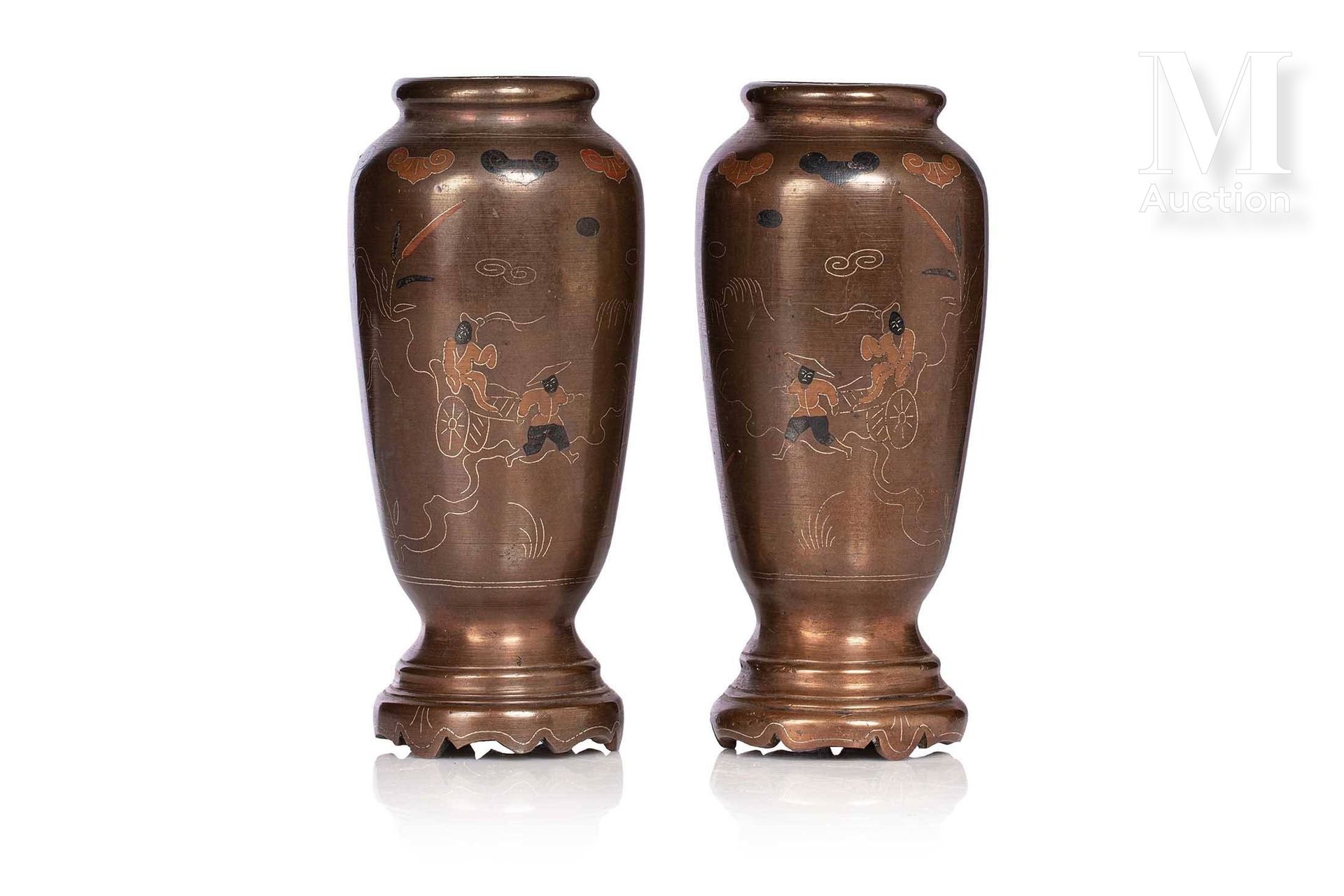 VIETNAM, XIXe siècle, Paire de vases miniatures en bronze con decorazioni in ram&hellip;