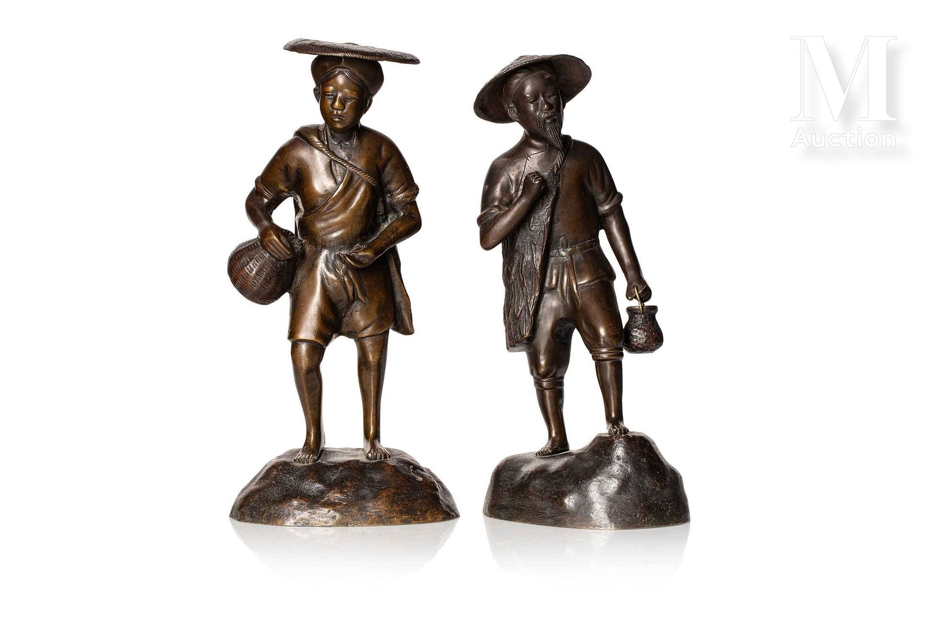 VIETNAM, XXe siècle, Paire de personnage en bronze 代表几个渔民

高度：26和26.7厘米