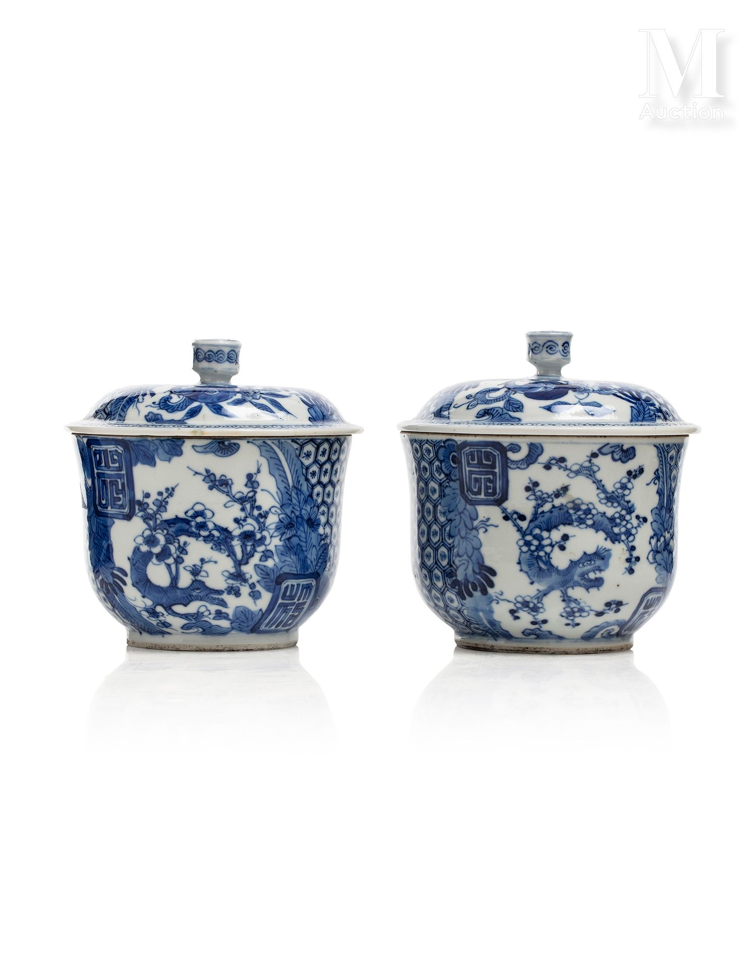 VIETNAM, XVIIIe siècle, Paire de pots couverts en porcelaine mit "Hue Blue"-Deko&hellip;