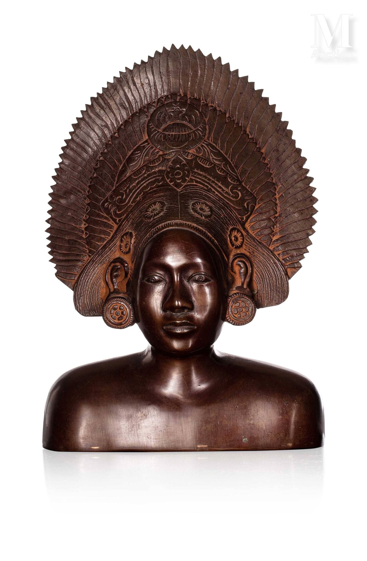 ASIE DU SUD, XXe siècle, Buste en bronze 代表一个戴着大头饰的巴厘岛舞者。

高度：23厘米（不包括底座