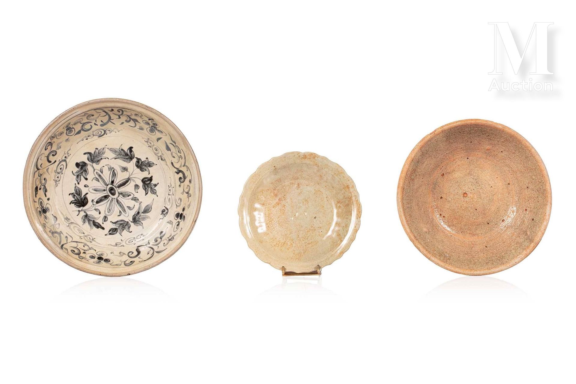 VIETNAM, XVIe siècle, Ensemble de plats en céramique comprenant un plat à décor &hellip;