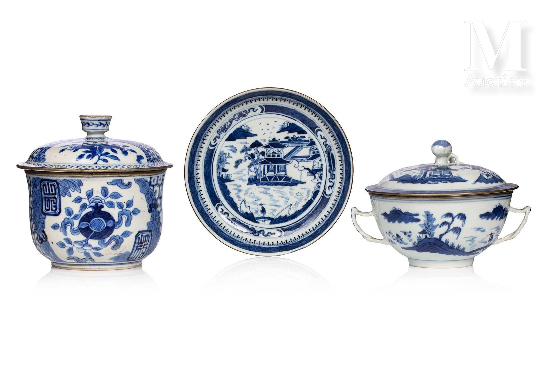 VIETNAM, XIXe siècle, Pot couvert en porcelaine "Bleu de Hué" 包括一个汤锅和一个蓝白装饰的印度公司&hellip;