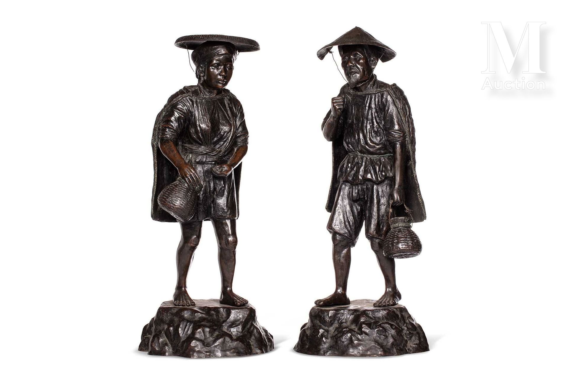 VIETNAM, XXe siècle, Rare paire de grandes statues en bronze representing a coup&hellip;