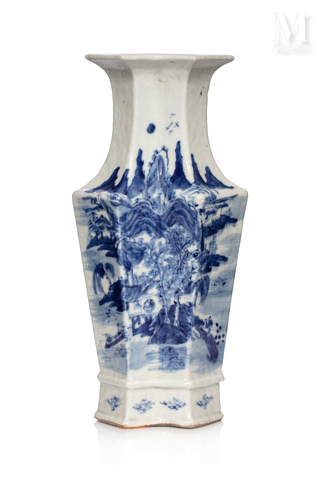 VIETNAM, XIXe siècle, Vase à pans en porcelaine bleu et blanc 装饰着湖景和诗句。

高度：26.8&hellip;