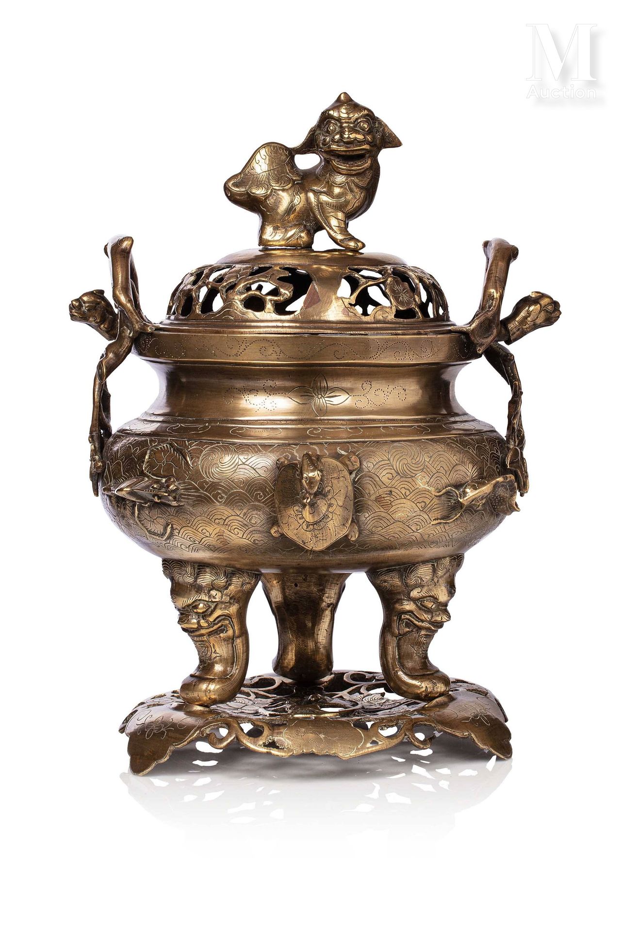 INDOCHINE, XXe siècle, Brûle-parfum en bronze ciselé 浮雕装饰有贝类、鱼、龟和花，站在三个狮子形的脚上，盖子&hellip;