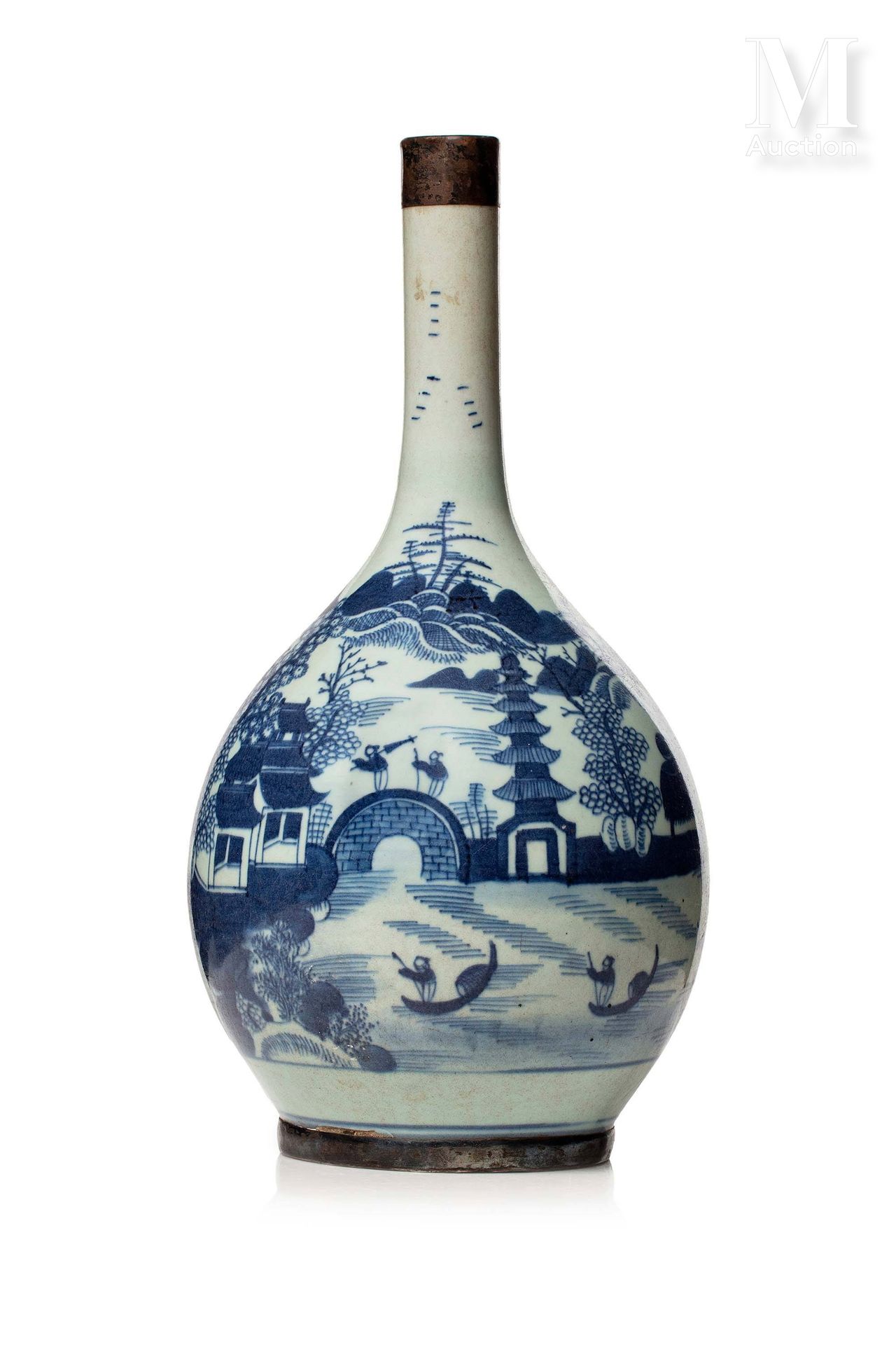 VIETNAM, XIXe siècle, Vase bouteille en porcelaine "Bleu de Hué" à décor de pays&hellip;
