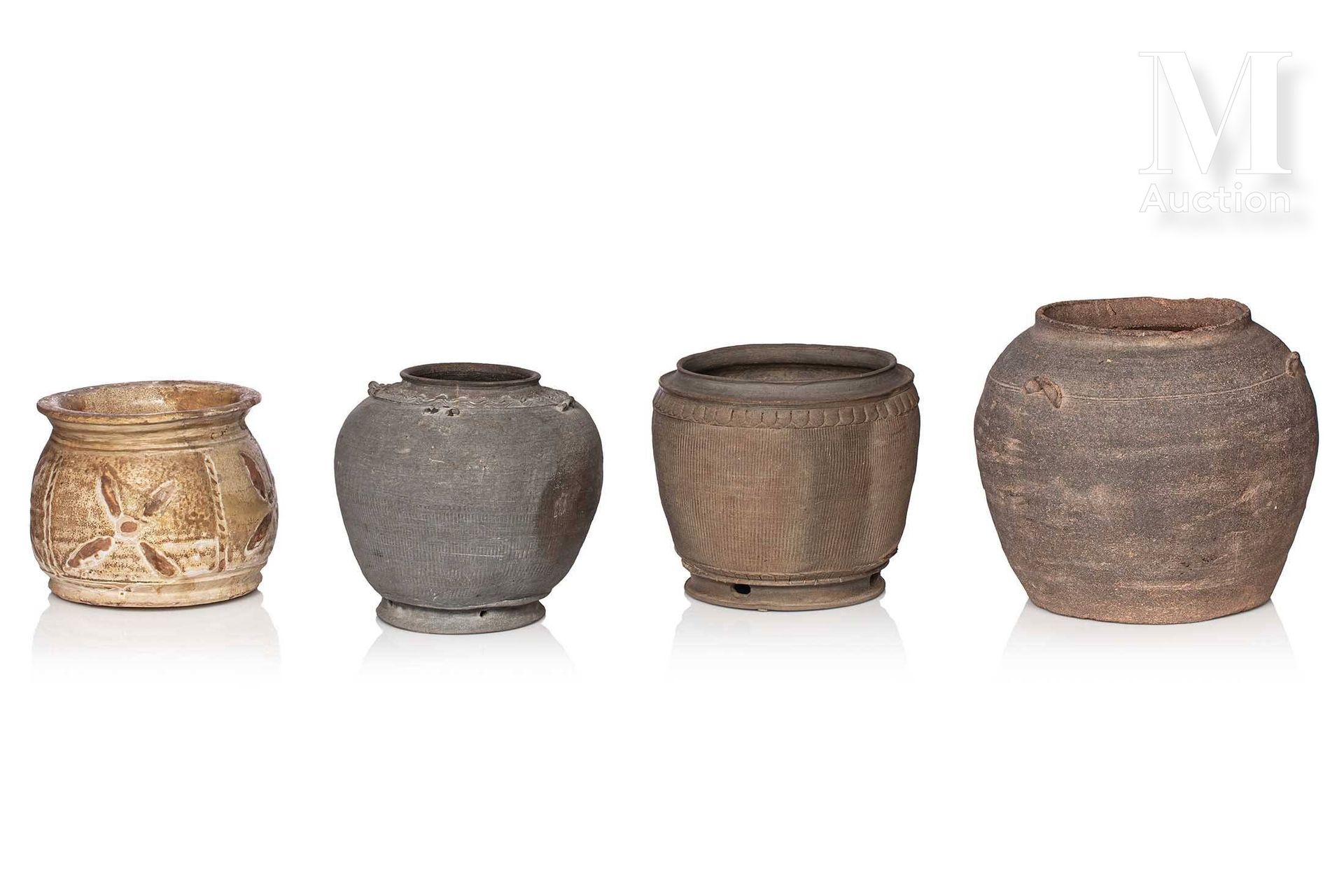 VIETNAM, XIV/XVe siècle, Ensemble de quatre jarres en terre cuite 高度：14至22厘米之间

&hellip;
