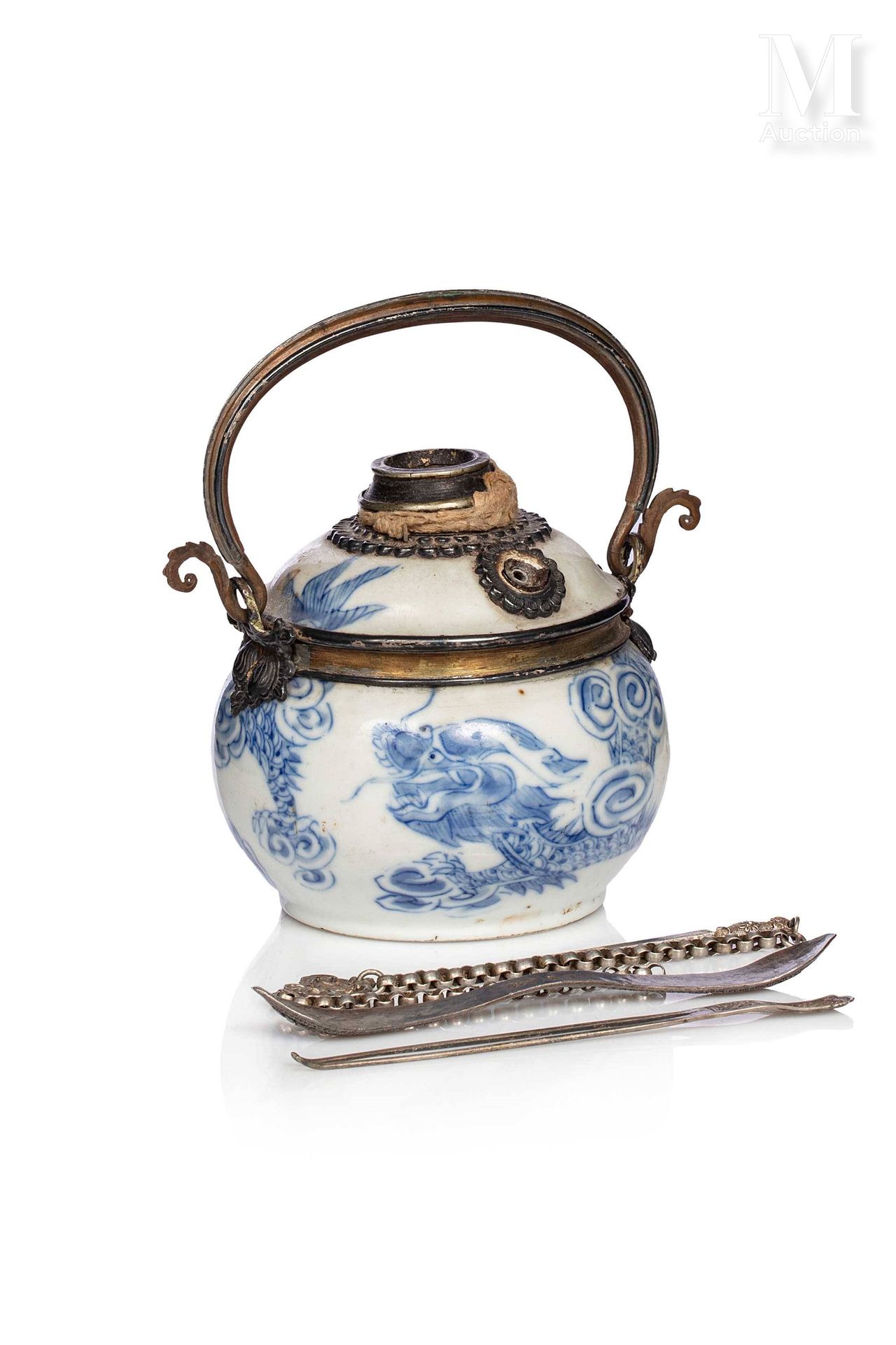 VIETNAM, XIXe siècle, Pipe à eau en porcelaine bleu et blanc A décor d'un dragon&hellip;