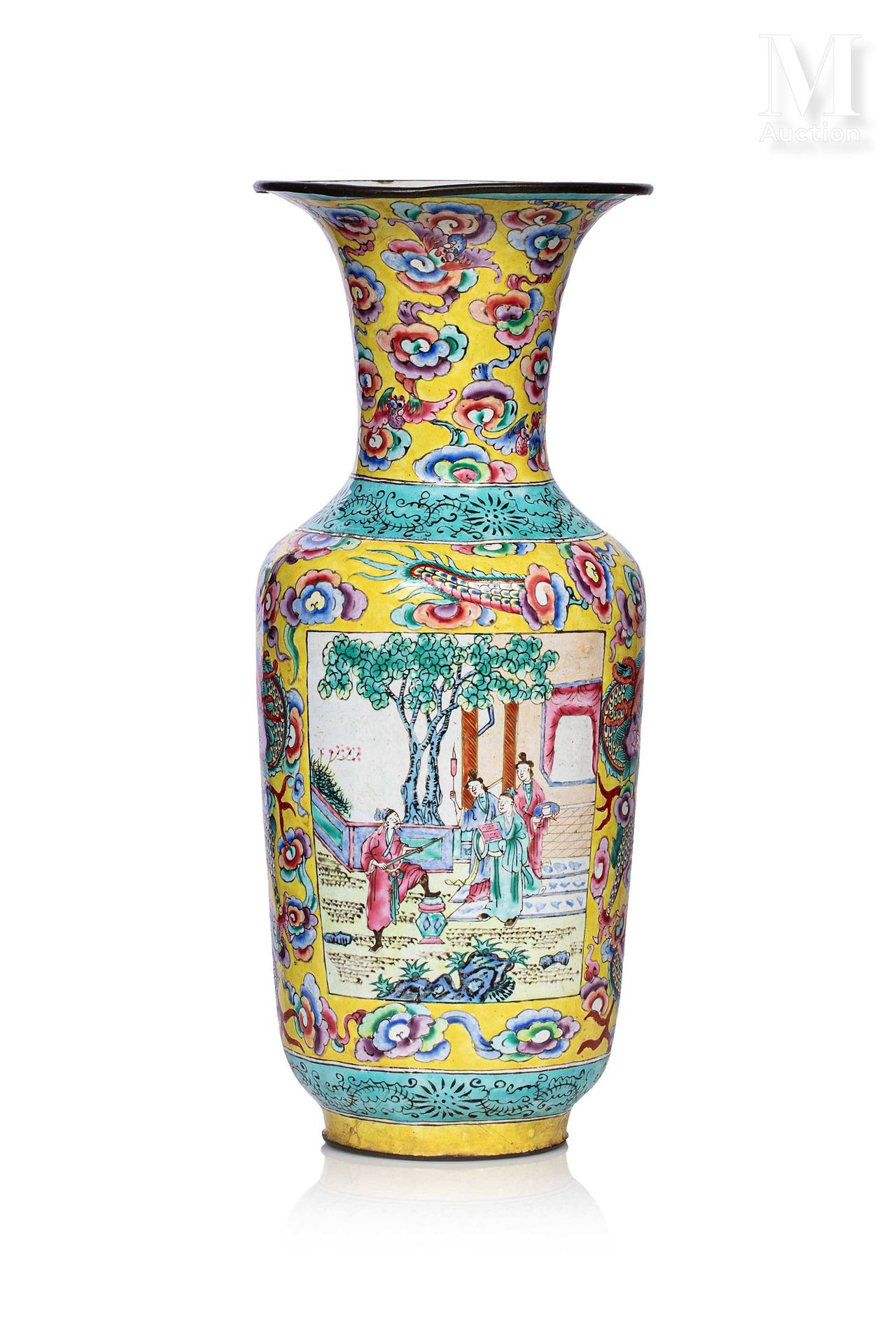 VIETNAM, XIXe siècle, Vase de forme balustre 铜质多色珐琅彩装饰，云龙背景上的刻画人物的场景。

高度：26厘米

&hellip;