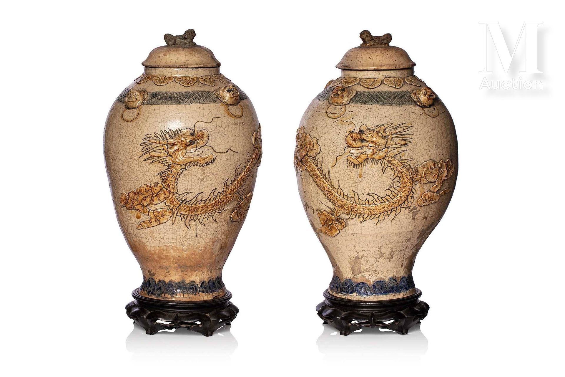 VIETNAM, XIX/XXe siècle, Paire de vases en grès émaillé 有裂纹的奶油釉和龙的装饰。

在木质底座上。

&hellip;