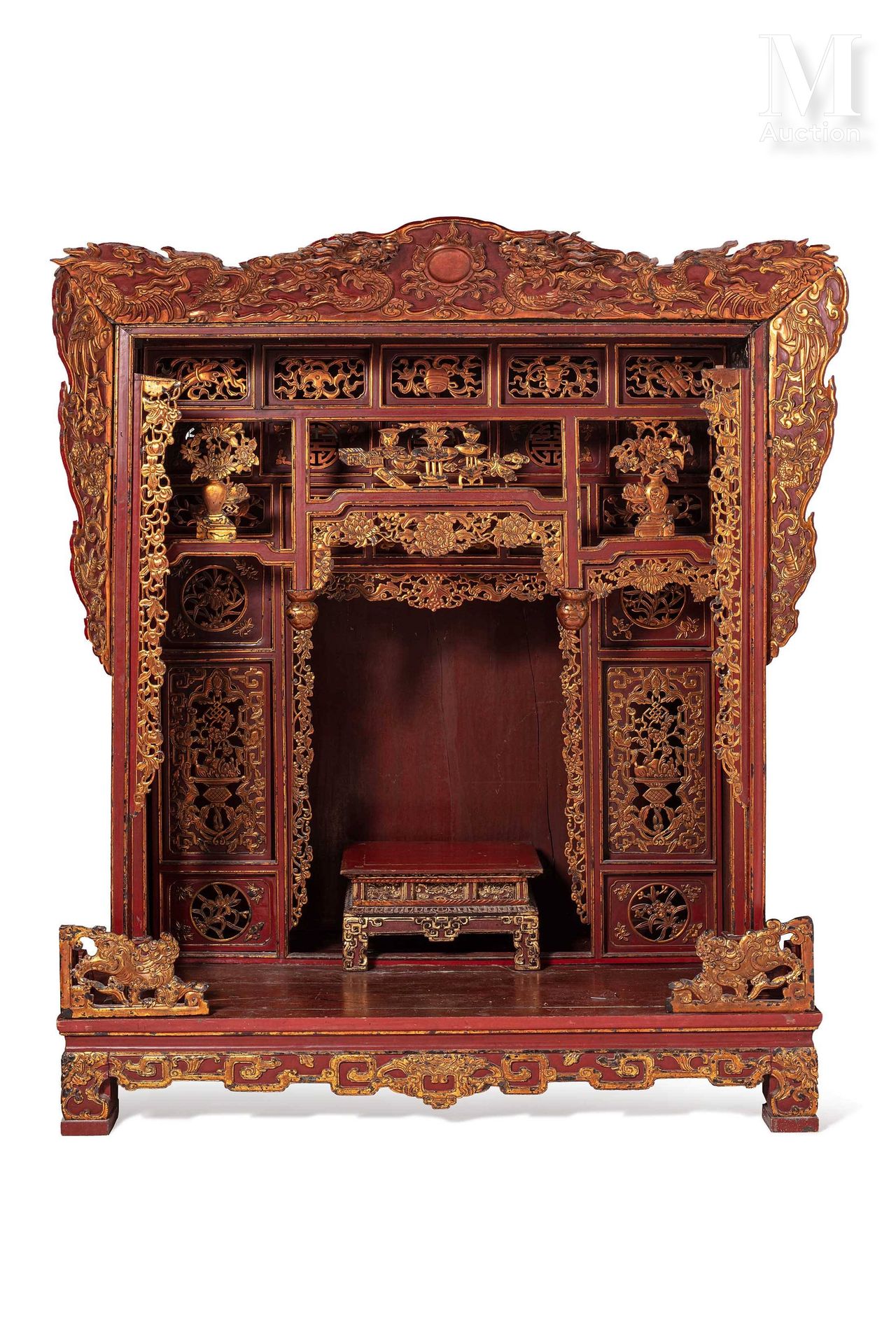 VIETNAM, XIXe siècle, Important autel en bois laqué et doré reposant sur quatre &hellip;