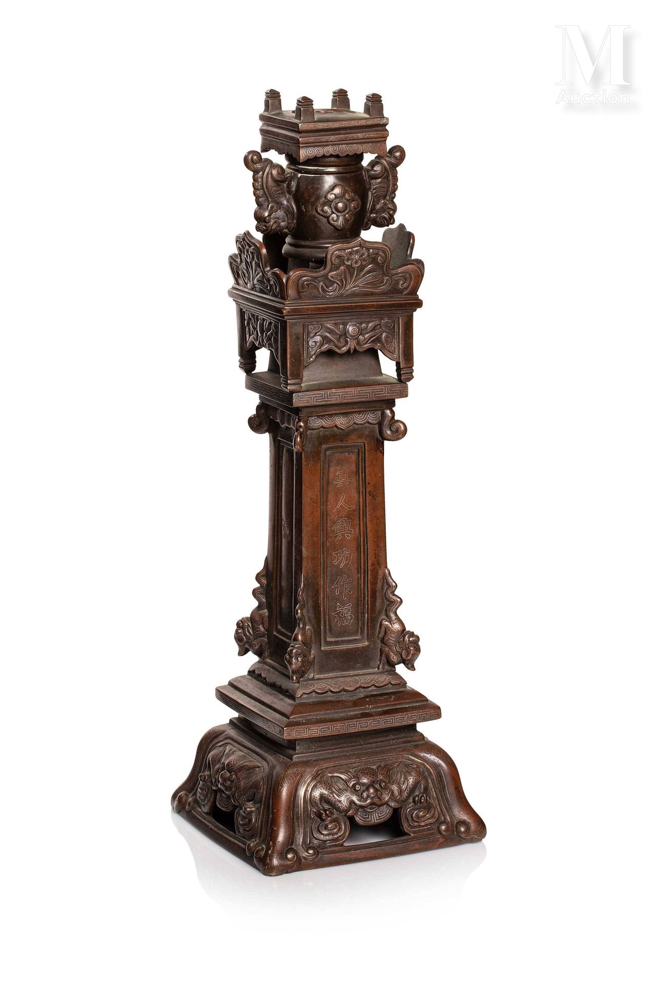 VIETNAM, XIXe siècle, Important élément de garniture en bronze 采用多层烛台的形式，它的特点是镶嵌&hellip;