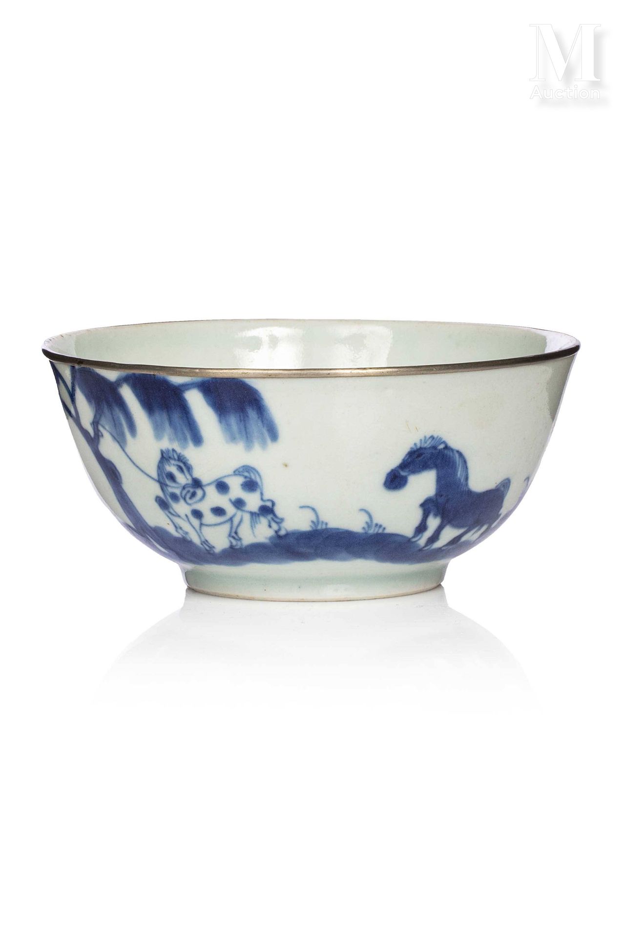 VIETNAM, XIXe siècle, Bol en porcelaine decorato in blu cobalto con cavalli e pe&hellip;