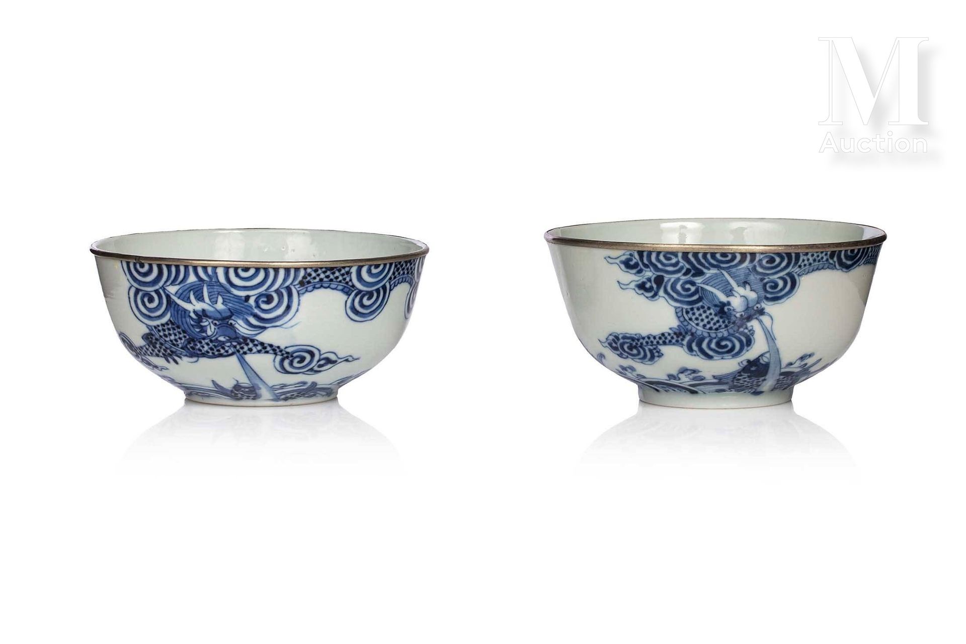 VIETNAM, XXe siècle, Paire de bols en porcelaine "Bleu de Hué" 钴蓝色的龙纹装饰。在底座下标明 "&hellip;