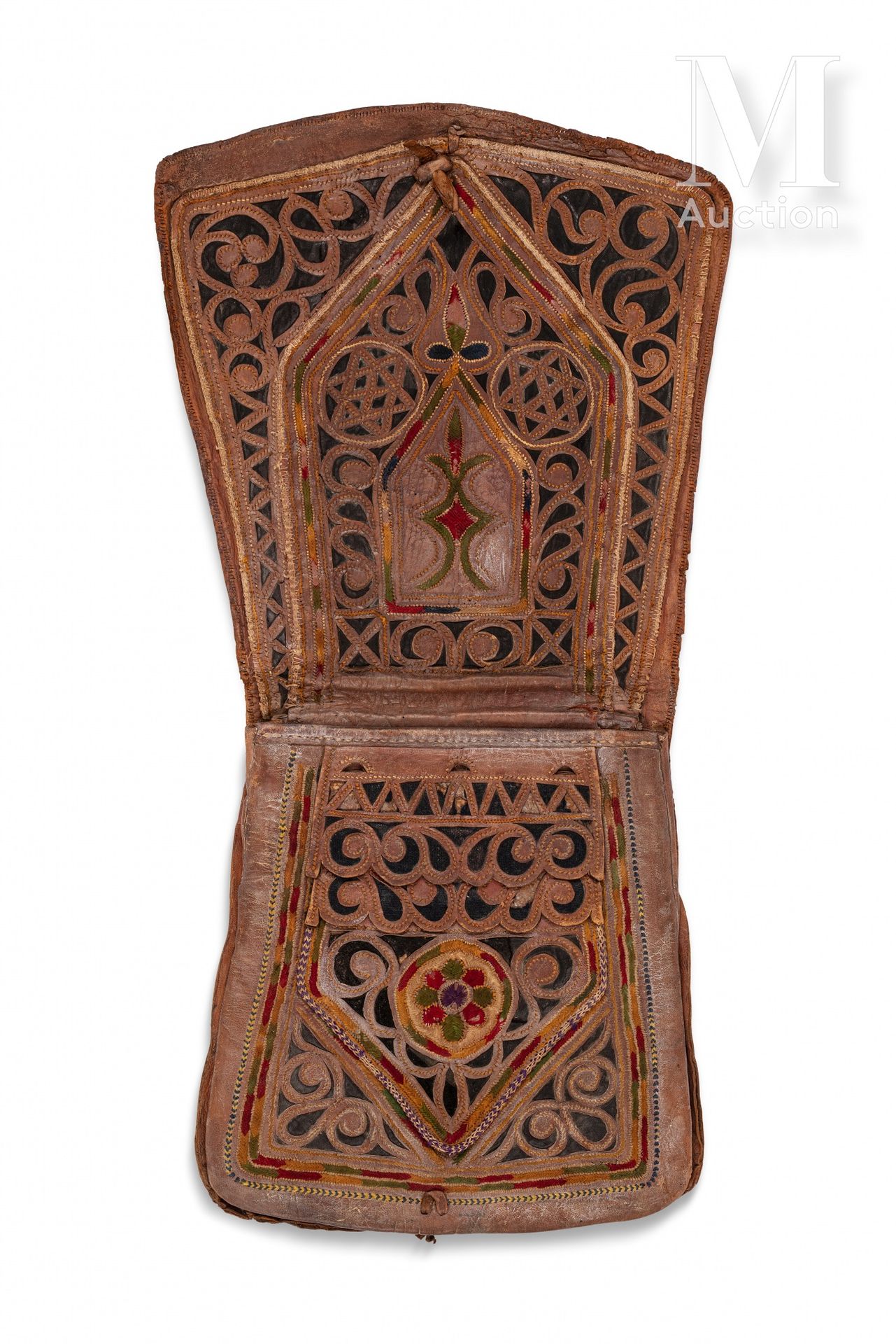 Choukara - Sac d'homme 摩洛哥，19世纪

用丝线刺绣的皮革挎包，用黑色天鹅绒装饰，饰有三叶飞鸟、阿拉伯式花纹和 "khetma slem&hellip;