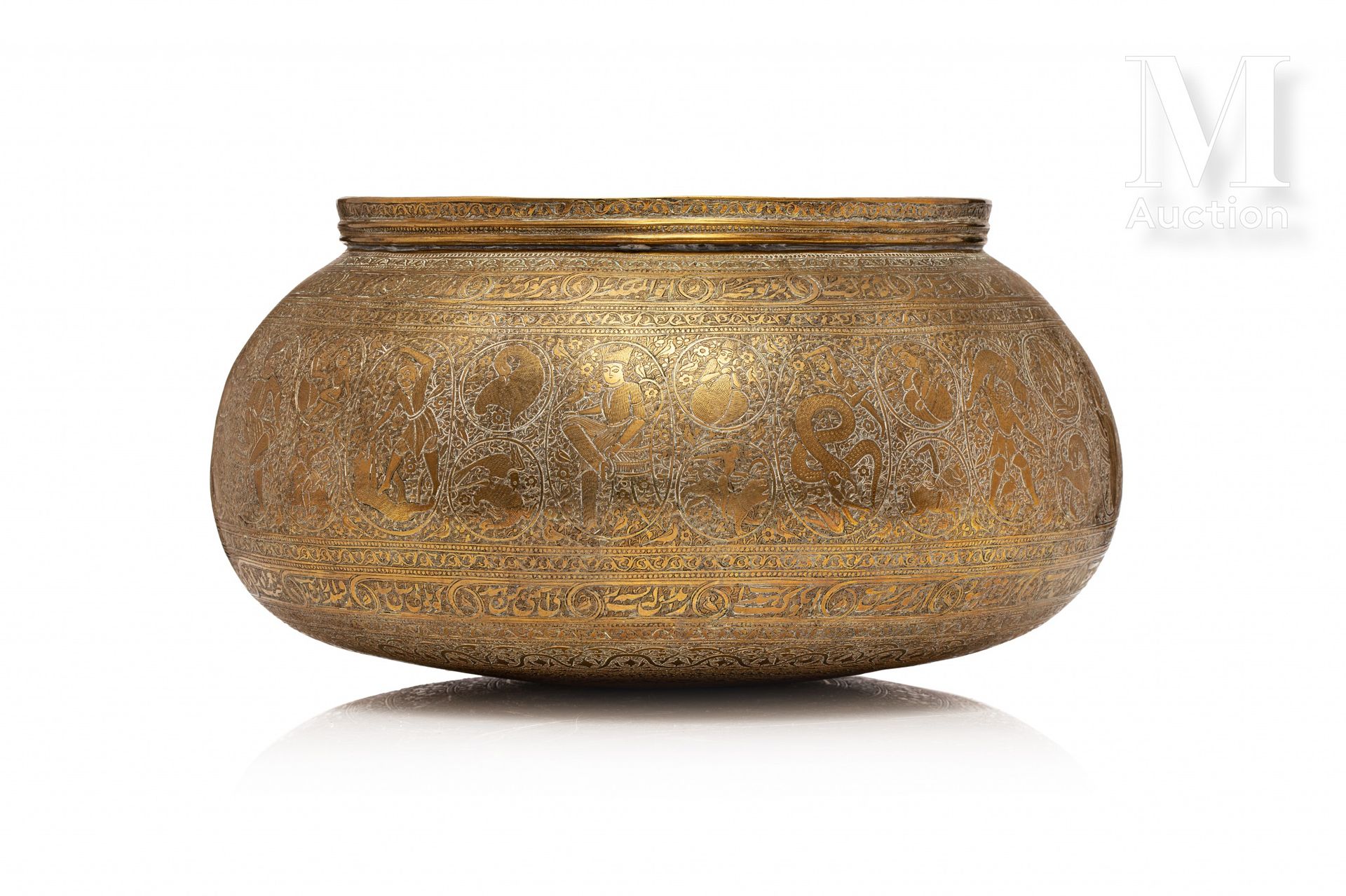 Tâs - Bassin qajar 伊朗，约1860-1880年

一件非常精细的铜器，饰有多个纹饰，覆盖整个侧面，以及盆顶和唇部。器身主要覆盖着圆形和椭圆形&hellip;