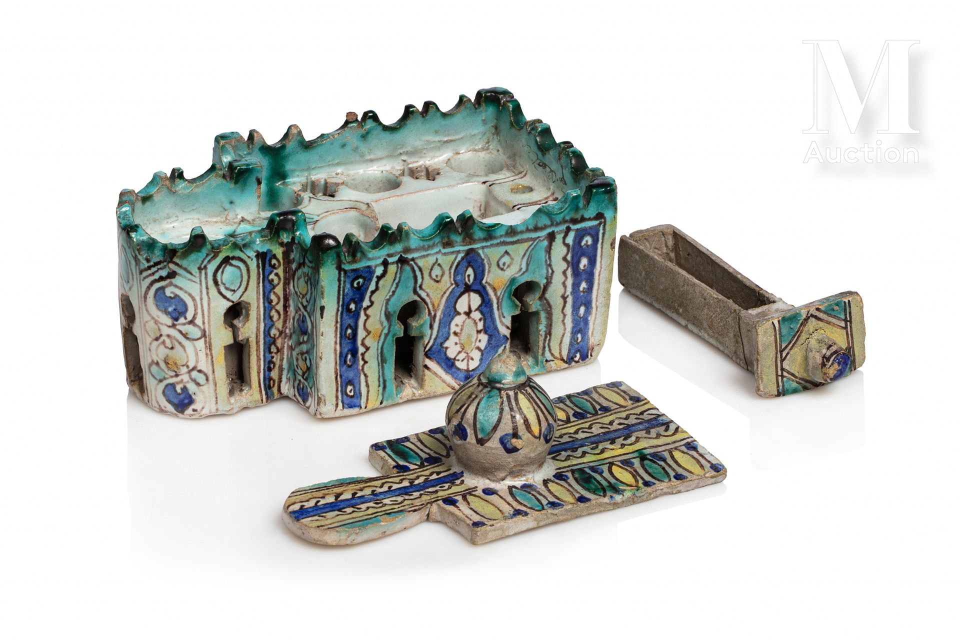 Encrier plumier d'enlumineur marocain 照明师的mejma

摩洛哥，非斯，19世纪

长形的库巴形陶瓷盘，白滑和釉下彩上有&hellip;