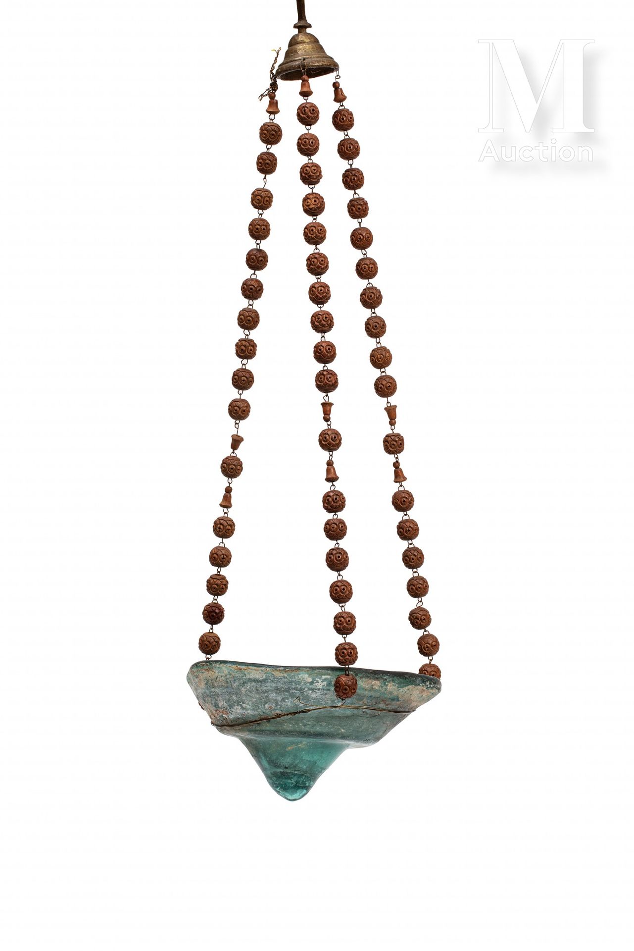 Lampe à huile 美索不达米亚或近东地区，8-10世纪

一种带有绿色阴影的模制玻璃，石灰石凝结物，用阿拉伯文刻成的库夫字。

一条装饰有雕刻的木珠的&hellip;