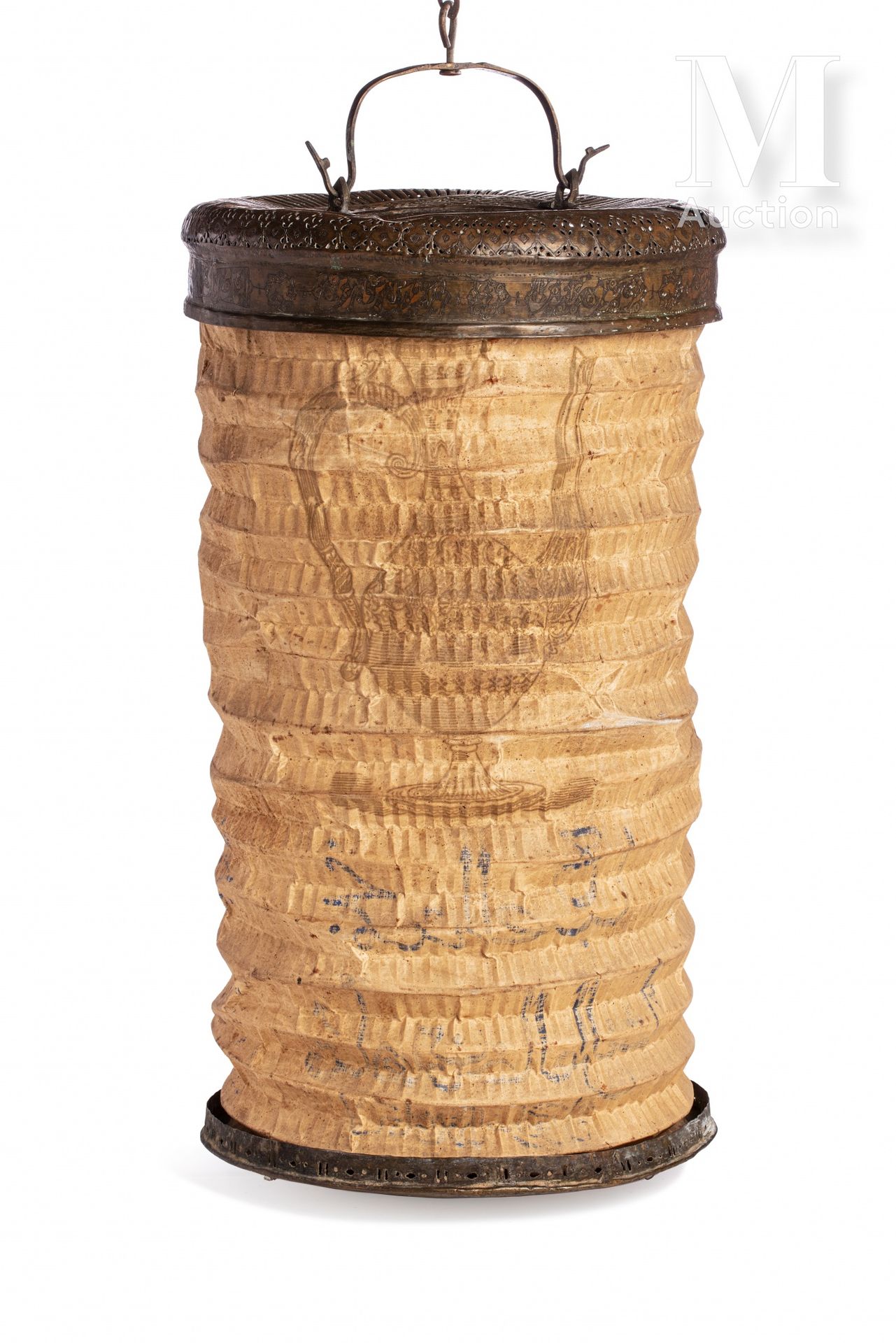 Lanterne à main - Fener 奥斯曼或卡贾尔艺术，19世纪

镂空和錾刻的铜，以及手绘的棉。

灯笼的铜制端部刻有书画装饰，与多裂纹的小鸟交替&hellip;